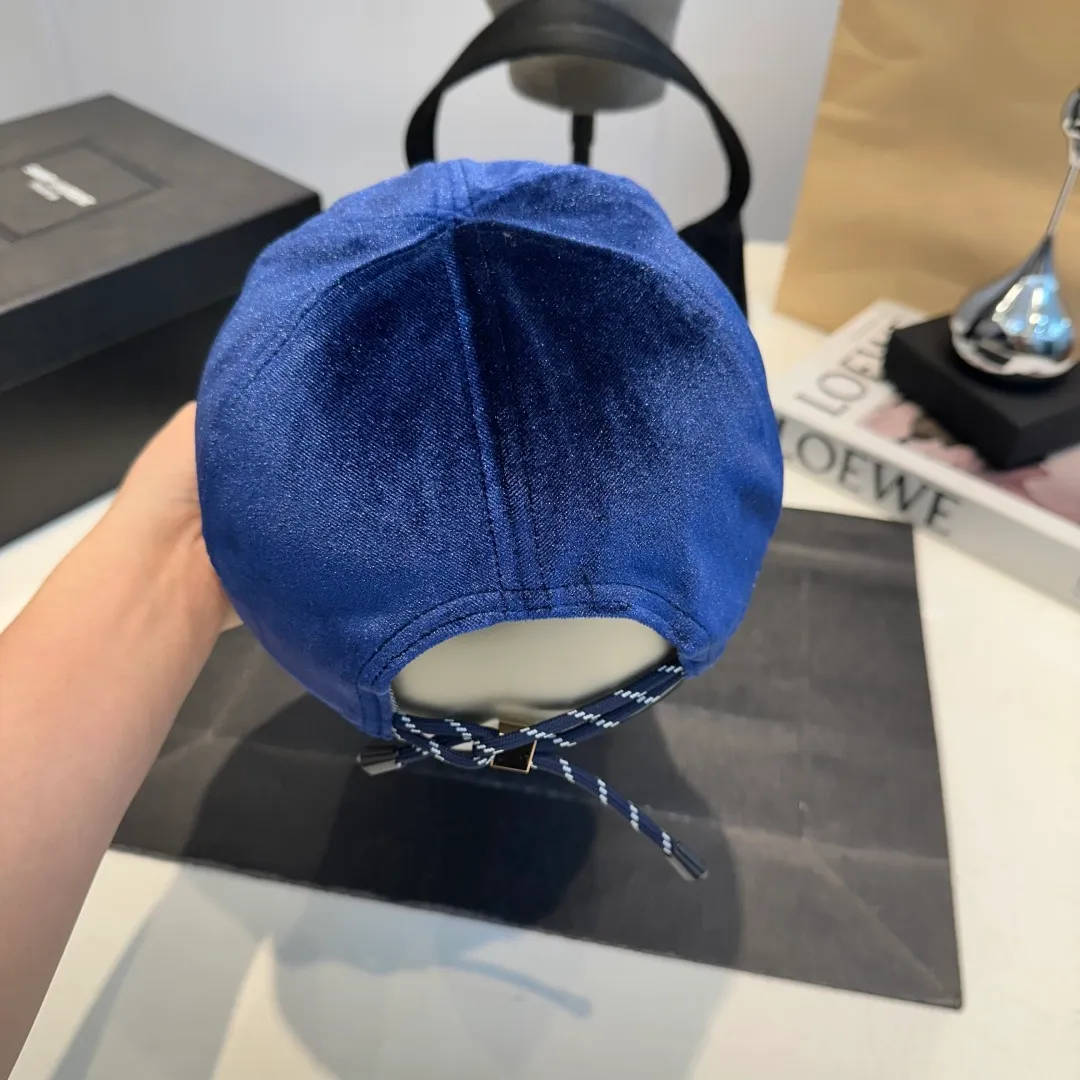 P60 miumiu 25 autumn and winter new velvet letter embroidered baseball cap