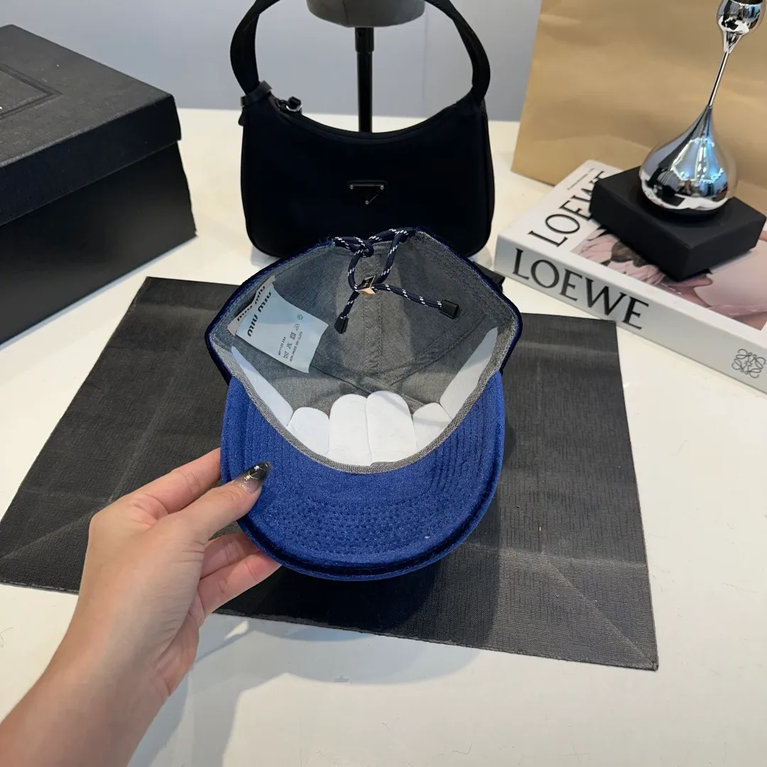 P60 miumiu 25 autumn and winter new velvet letter embroidered baseball cap