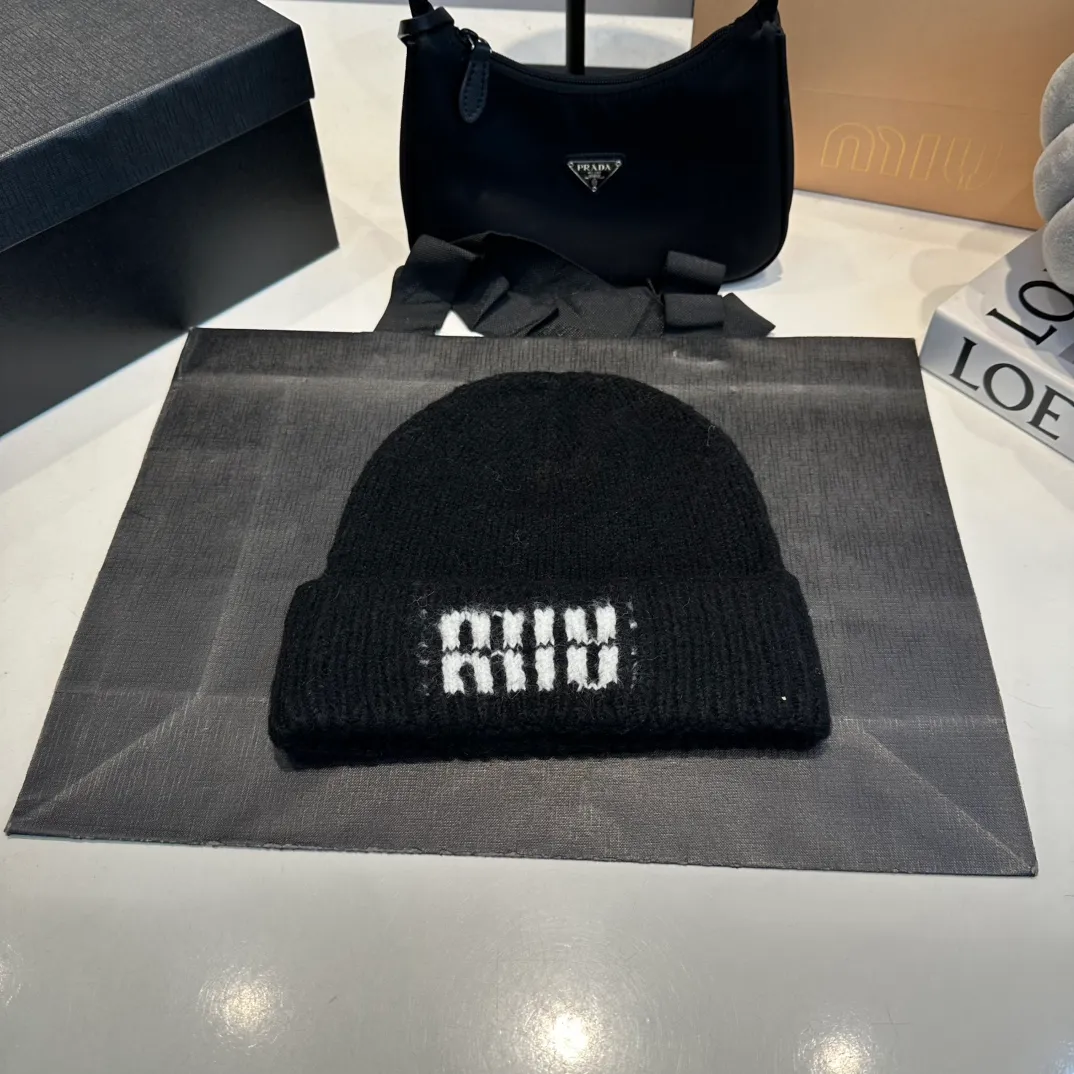 P56 miumiu Miu Miu counter new knitted woolen hat