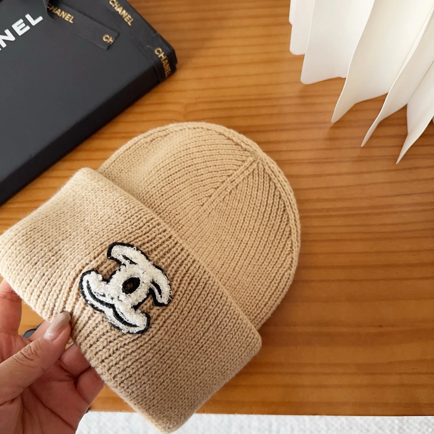 💰70 miumiu’s most popular knitted hat at Miumiu counter! Xiaohongshu’s new product is released, it’s so 🉑️, high-elastic fabric, classic colors, same style for men and women.