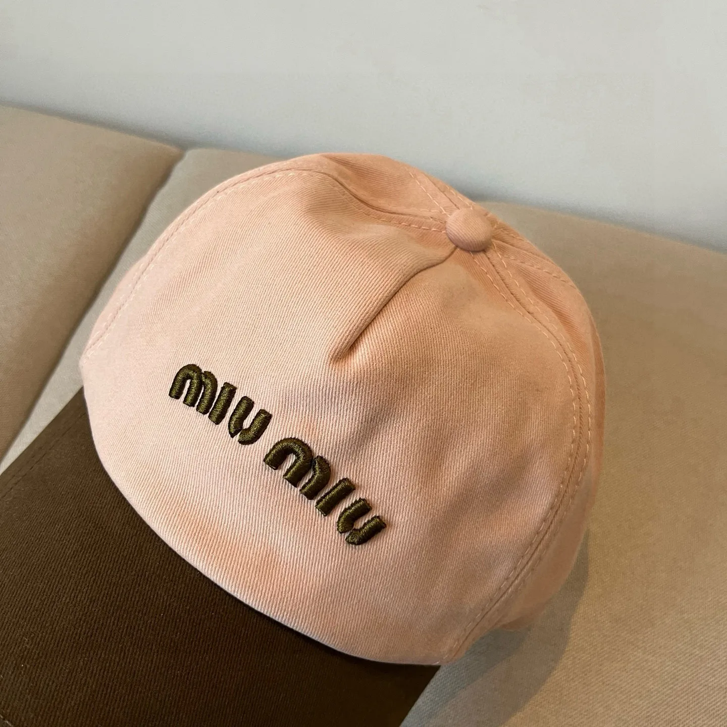 P60 miumiu original spring and summer new baseball cap, authentic mold-making and custom-made, the original workmanship is meticulous and the quality is superb!