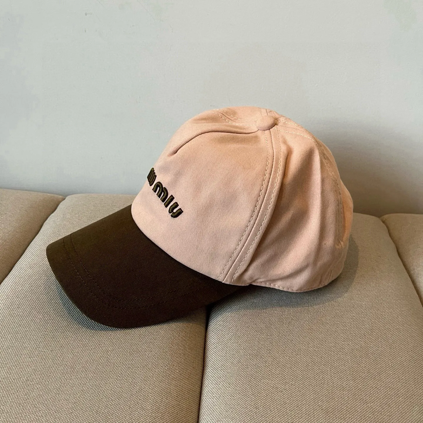 P60 miumiu original spring and summer new baseball cap, authentic mold-making and custom-made, the original workmanship is meticulous and the quality is superb!