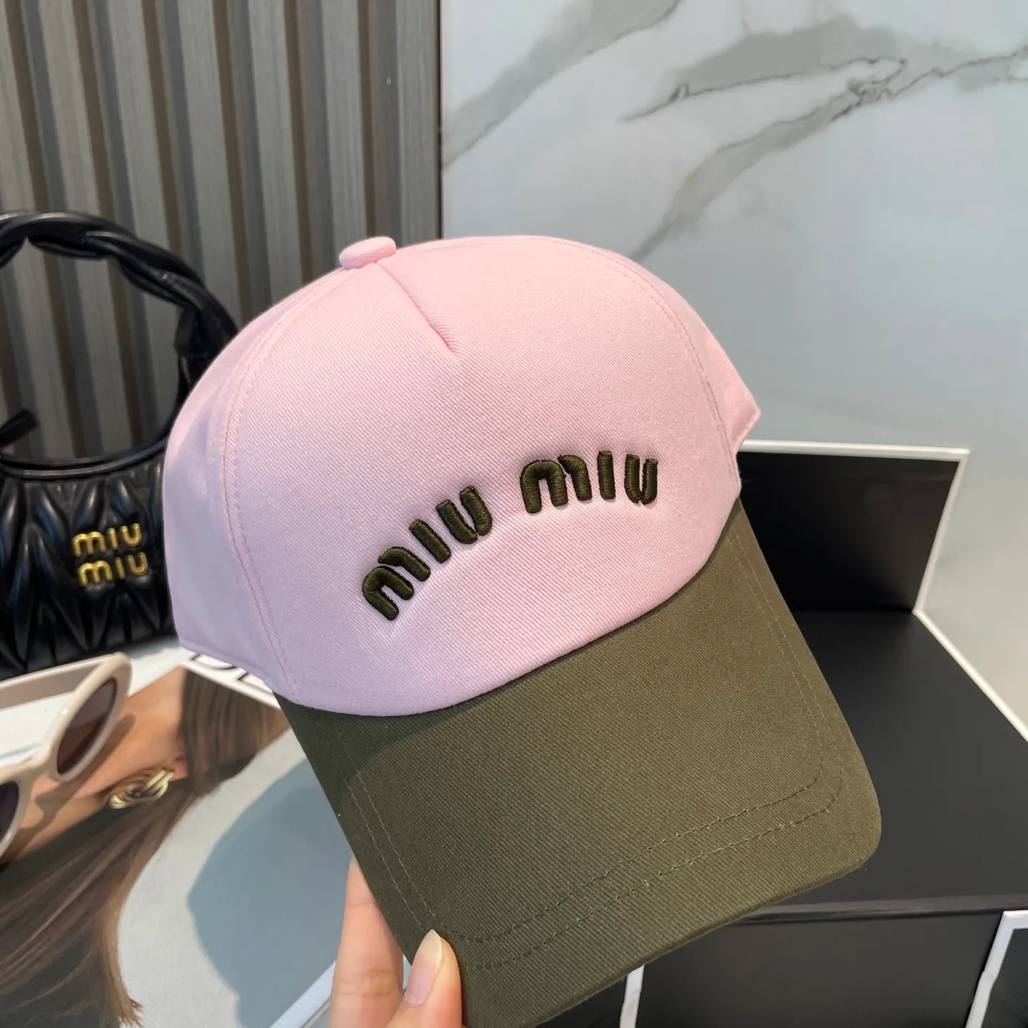 P60💛 Comes with dust bag. [Miumiu Miu Miu] New order style embroidered baseball cap🧢Big brand style is super easy to match, hurry up and get it!