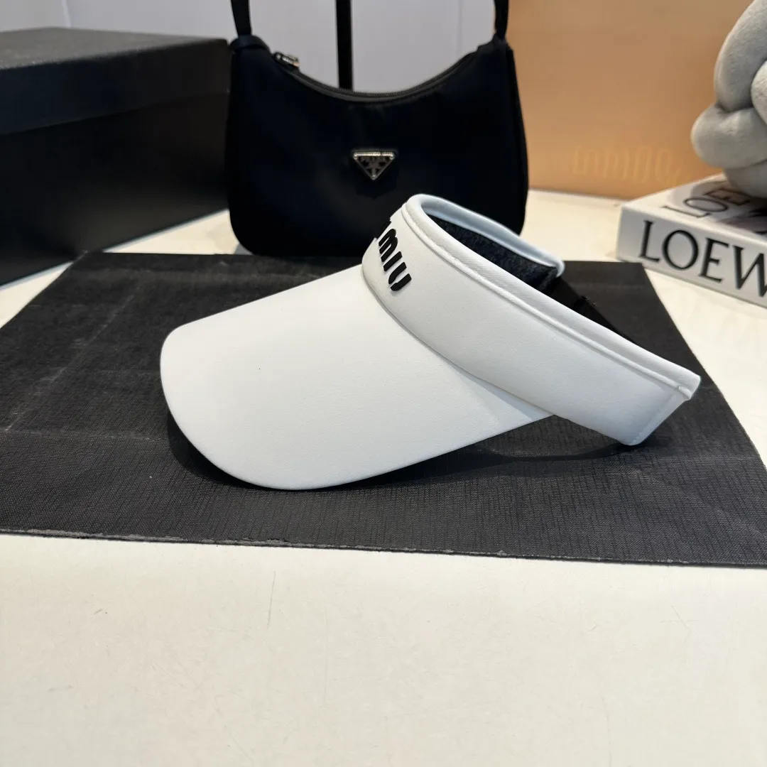 P50 miumiu empty top sun hat, clean silhouette design! Wearing it on any face shape will look like a slap in the face! It not only protects you from the sun but also increases the height of your skull. The key is that it doesn’t block your view at all! It’s suitable for sports or traveling.