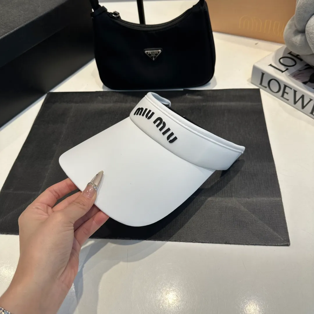P50 miumiu empty top sun hat, clean silhouette design! Wearing it on any face shape will look like a slap in the face! It not only protects you from the sun but also increases the height of your skull. The key is that it doesn’t block your view at all! It’s suitable for sports or traveling.