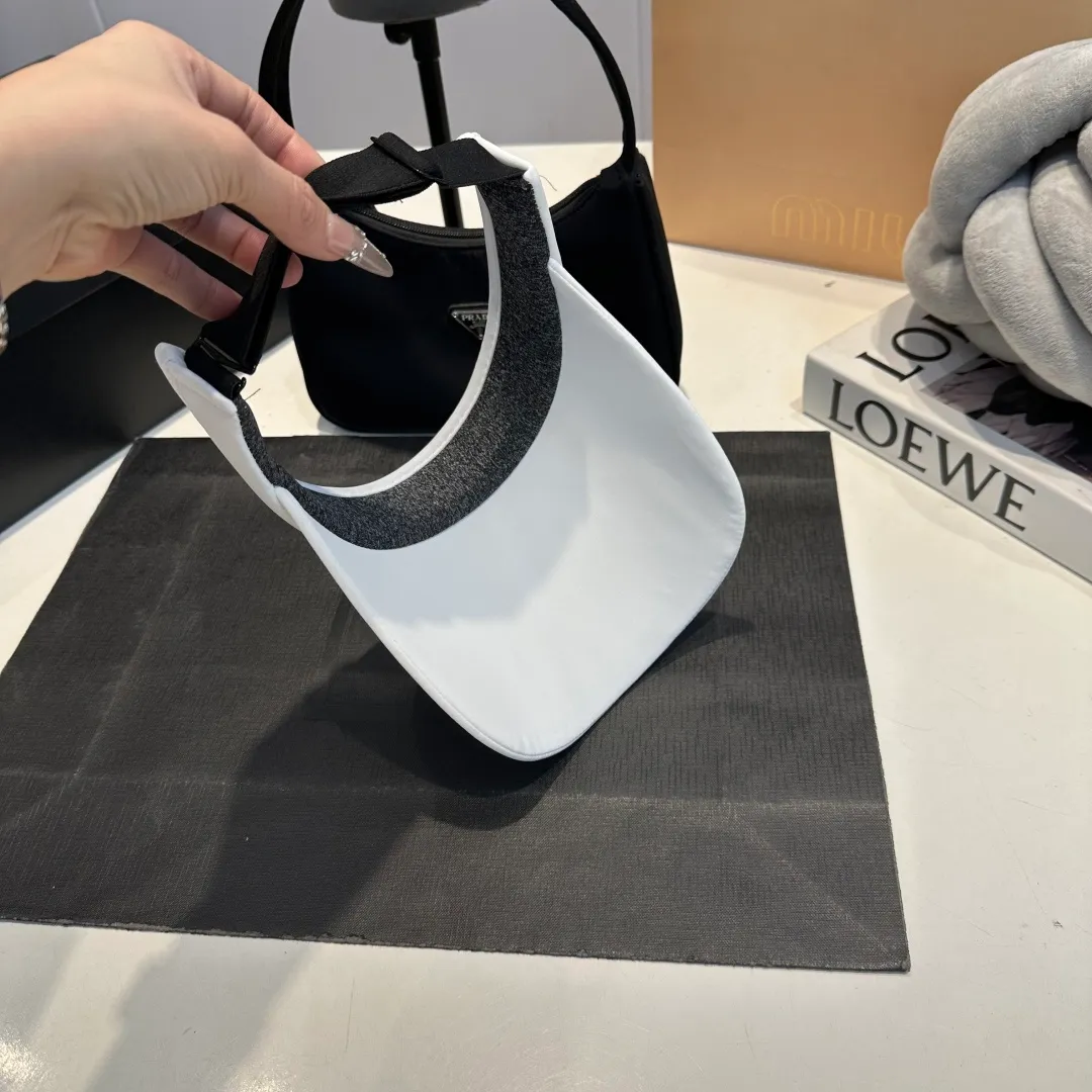 P50 miumiu empty top sun hat, clean silhouette design! Wearing it on any face shape will look like a slap in the face! It not only protects you from the sun but also increases the height of your skull. The key is that it doesn’t block your view at all! It’s suitable for sports or traveling.
