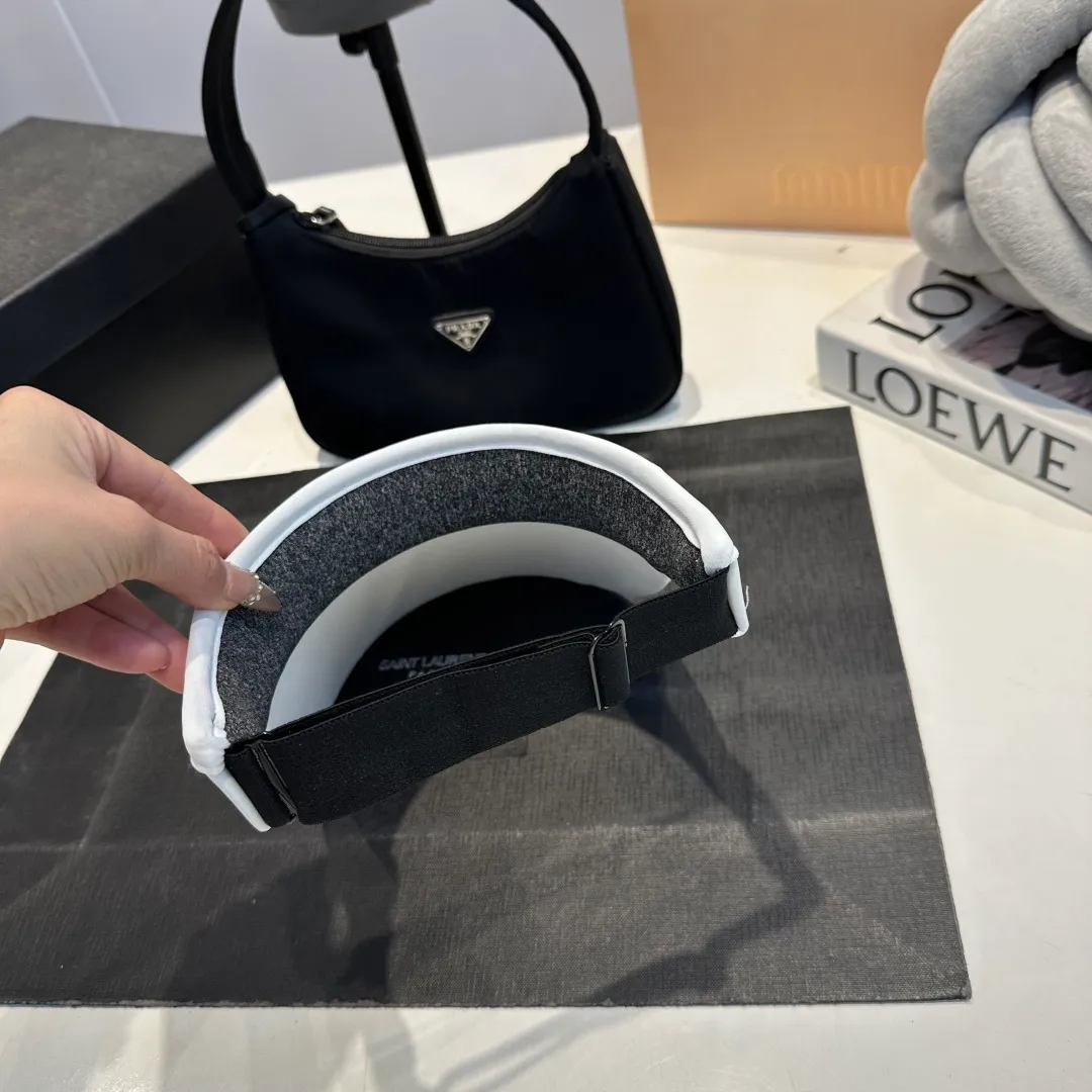 P50 miumiu empty top sun hat, clean silhouette design! Wearing it on any face shape will look like a slap in the face! It not only protects you from the sun but also increases the height of your skull. The key is that it doesn’t block your view at all! It’s suitable for sports or traveling.