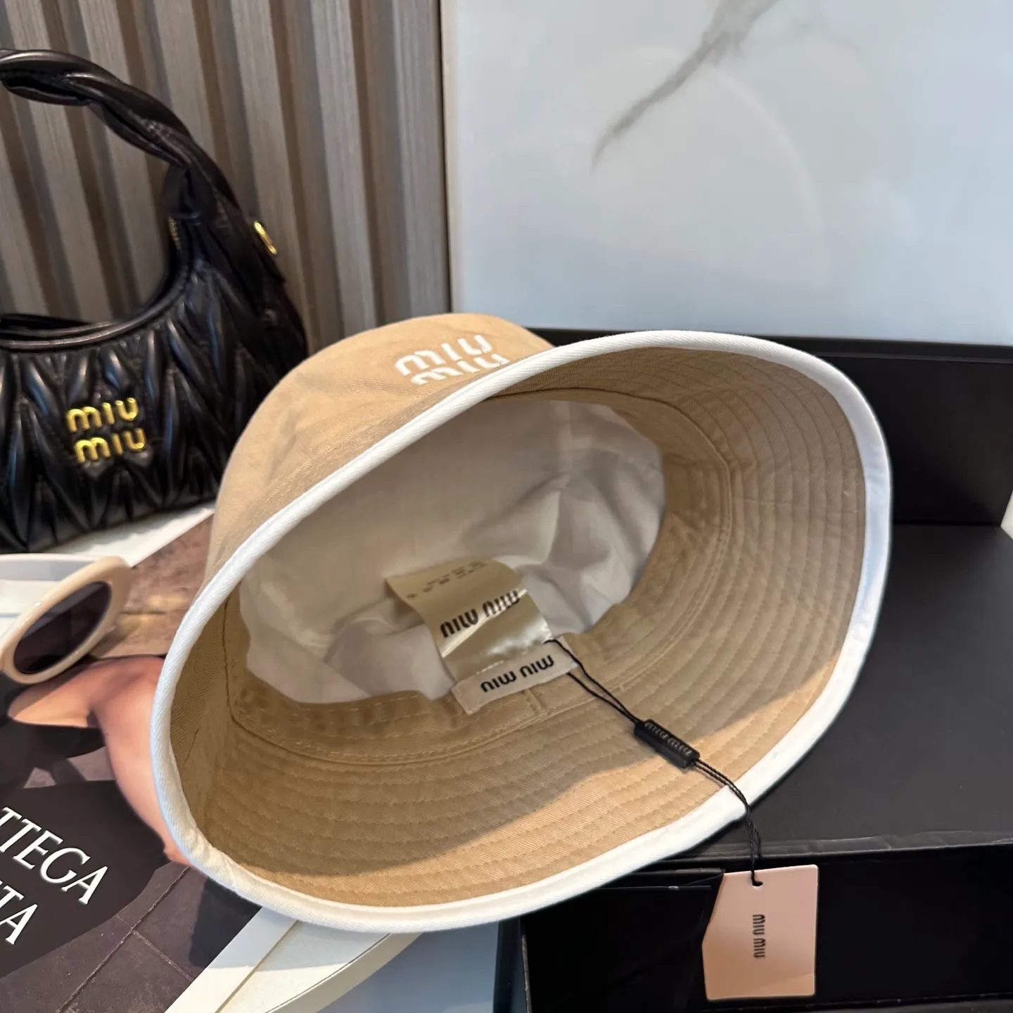 P74💛 Comes with dust bag. [Miumiu Miu Miu] New order style embroidered fisherman hat🧢Big brand style is super easy to match, hurry up and get it!