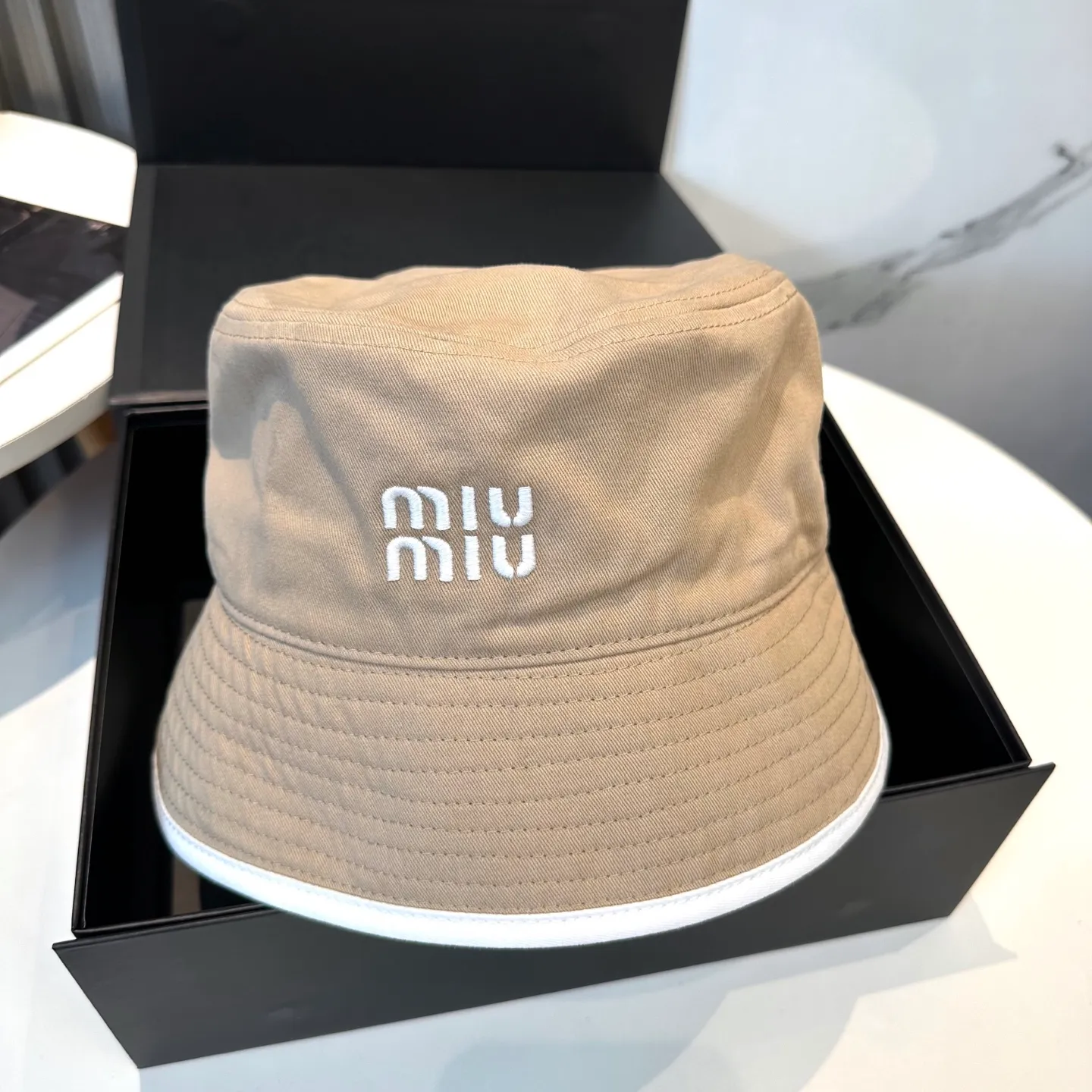 P74💛 Comes with dust bag. [Miumiu Miu Miu] New order style embroidered fisherman hat🧢Big brand style is super easy to match, hurry up and get it!