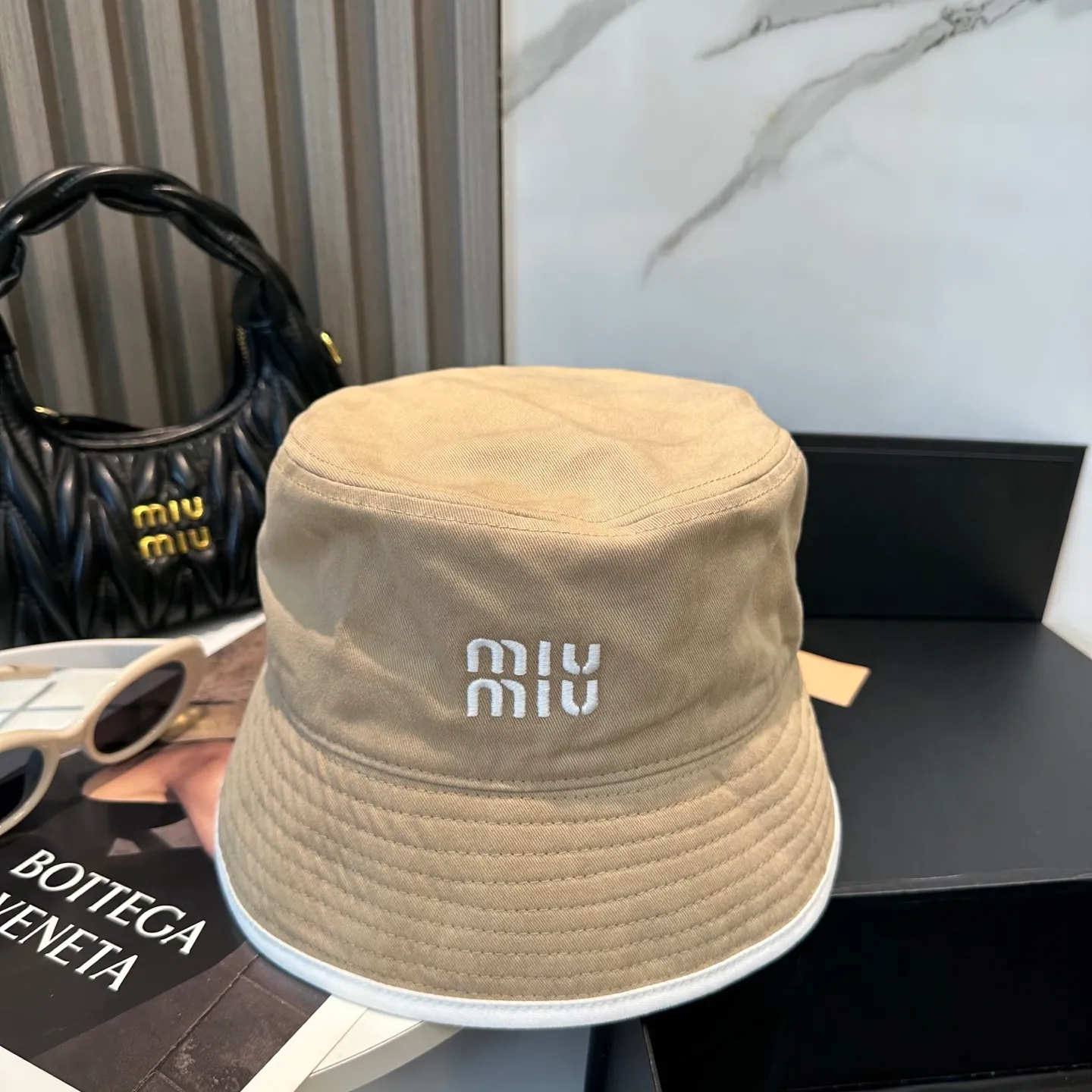 P74💛 Comes with dust bag. [Miumiu Miu Miu] New order style embroidered fisherman hat🧢Big brand style is super easy to match, hurry up and get it!