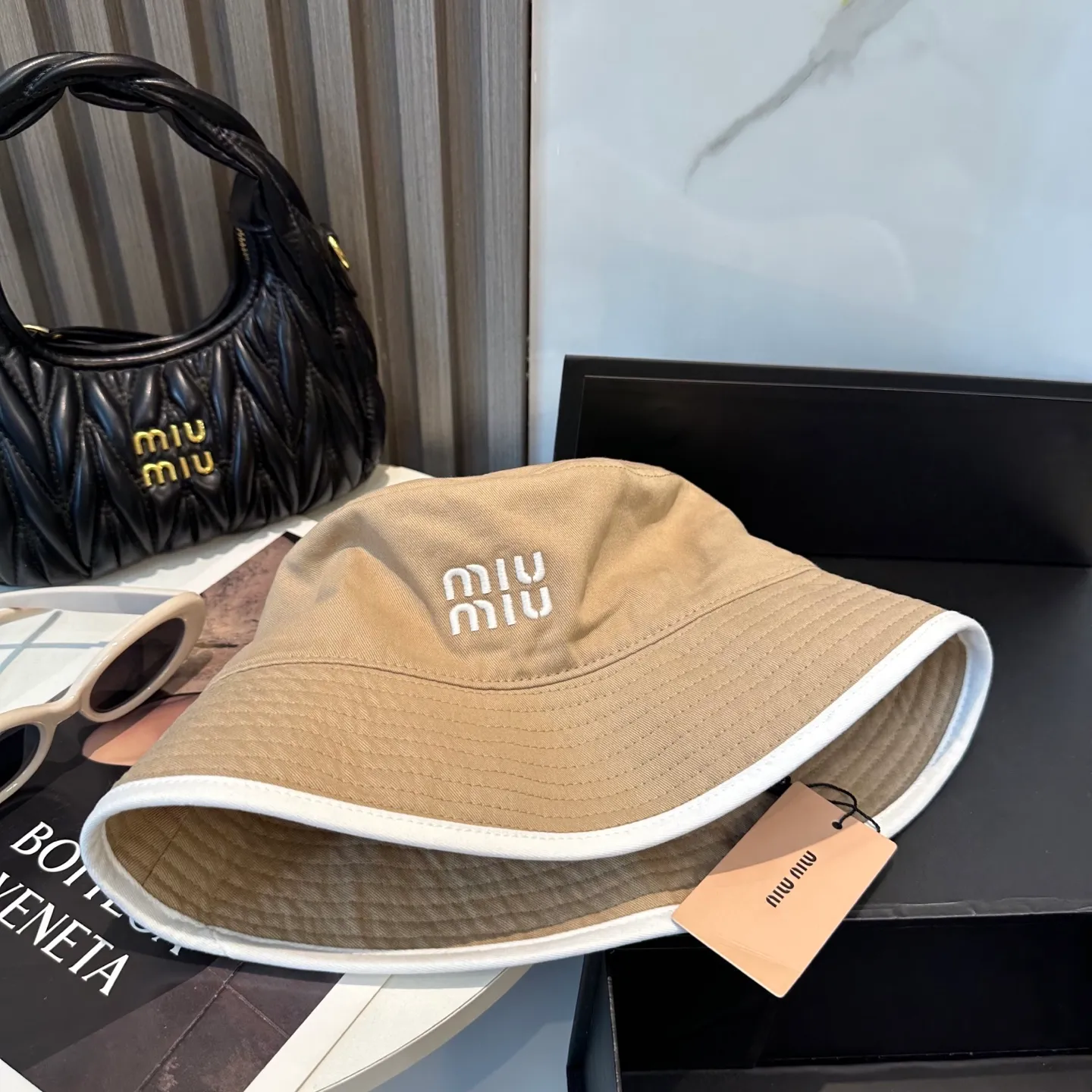 P74💛 Comes with dust bag. [Miumiu Miu Miu] New order style embroidered fisherman hat🧢Big brand style is super easy to match, hurry up and get it!
