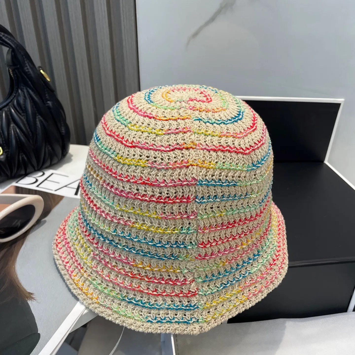 P70 miumiu Miu Miu's new colorful striped knitted hat, made with high density, a super tasteful knitted hat~the first choice for going out on the street! The shape of the hat is super nice, the color is perfect, and it’s light to carry! A must-have for little fairies🧚 Head circumference 57cm