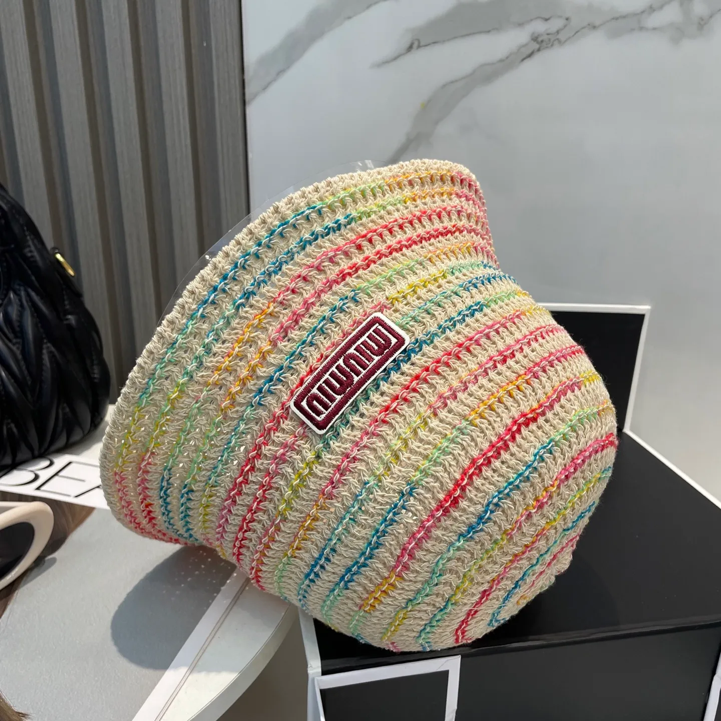 P70 miumiu Miu Miu's new colorful striped knitted hat, made with high density, a super tasteful knitted hat~the first choice for going out on the street! The shape of the hat is super nice, the color is perfect, and it’s light to carry! A must-have for little fairies🧚 Head circumference 57cm