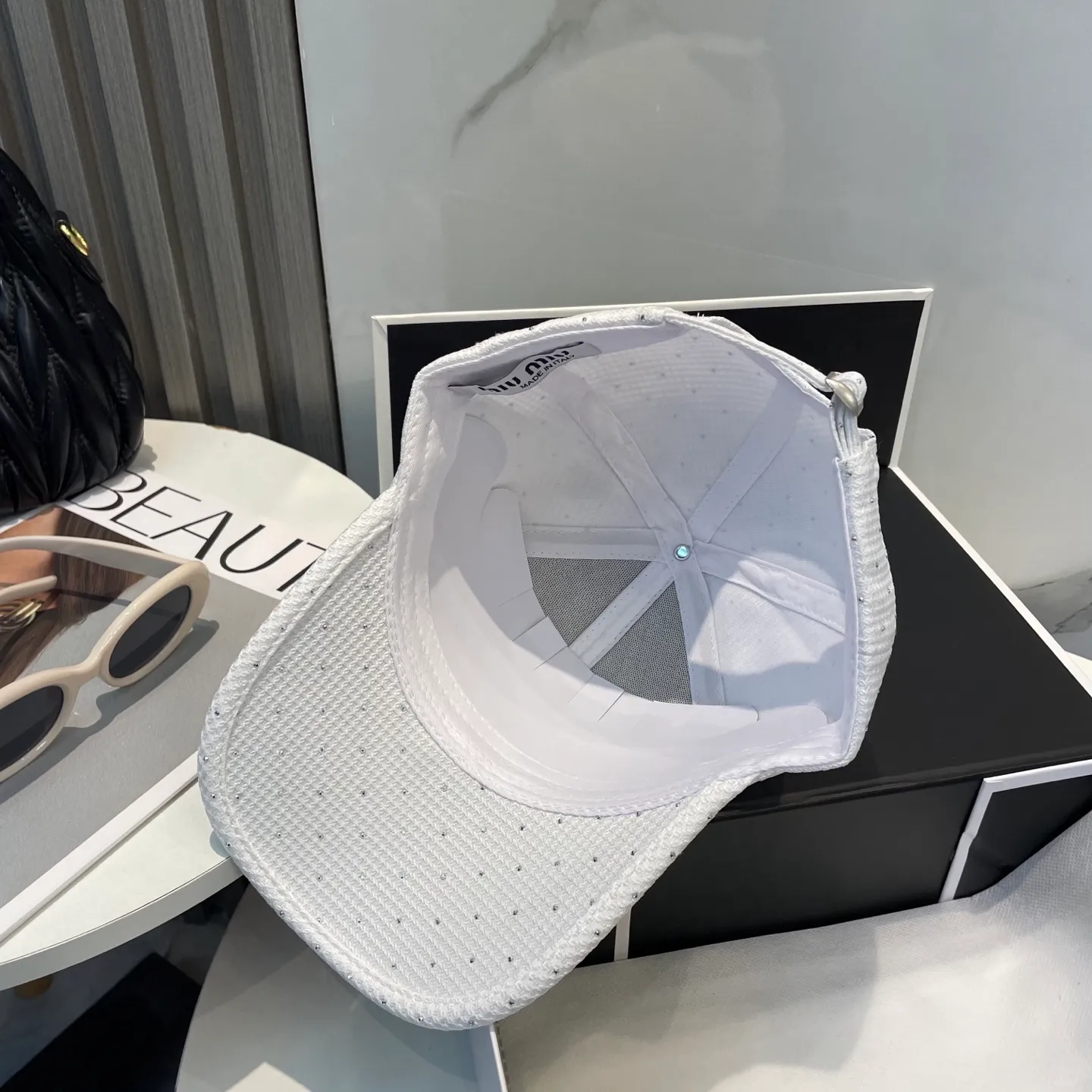 P50 miumiu new spring and summer full diamond baseball cap, the hottest color at the moment - full of street style! Trendy and versatile, Xiaohongshu grows grass, poison, get your boyfriend, and cool together