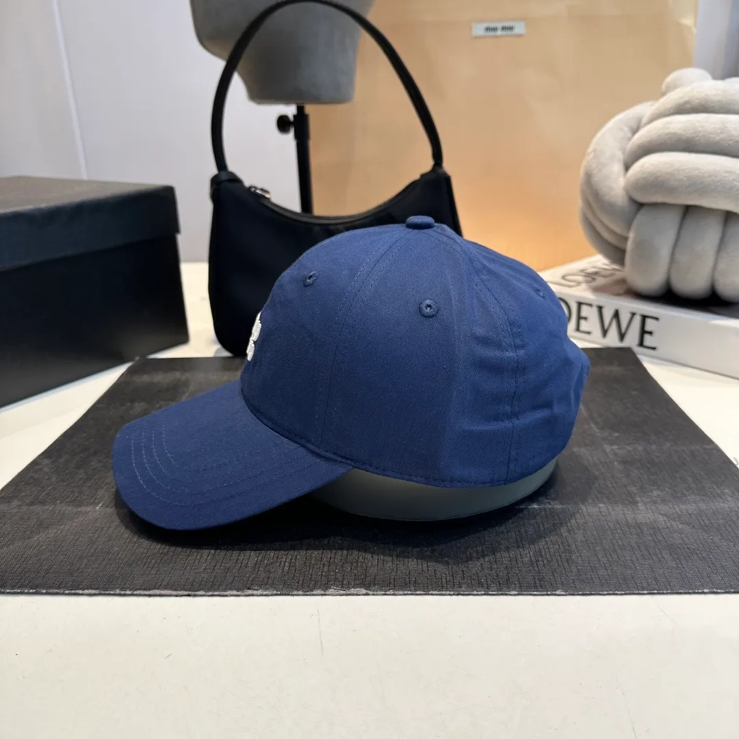 P56 miumiu's new candy-colored summer baseball cap. Color matchmaker. It's so confusing. Add a few more colors and match them as you like.
