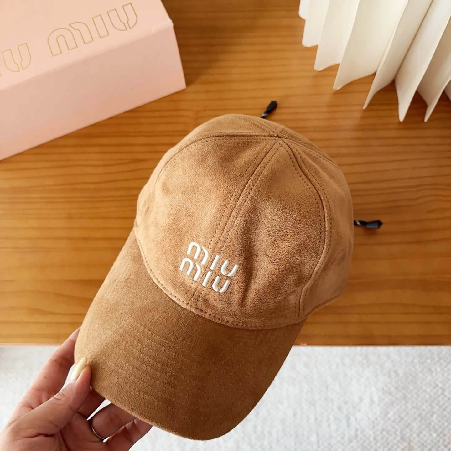 💰60 miumiu new corduroy baseball cap for autumn and winter. The original order is authentic and made to order. The original workmanship is meticulous and the quality is superb!