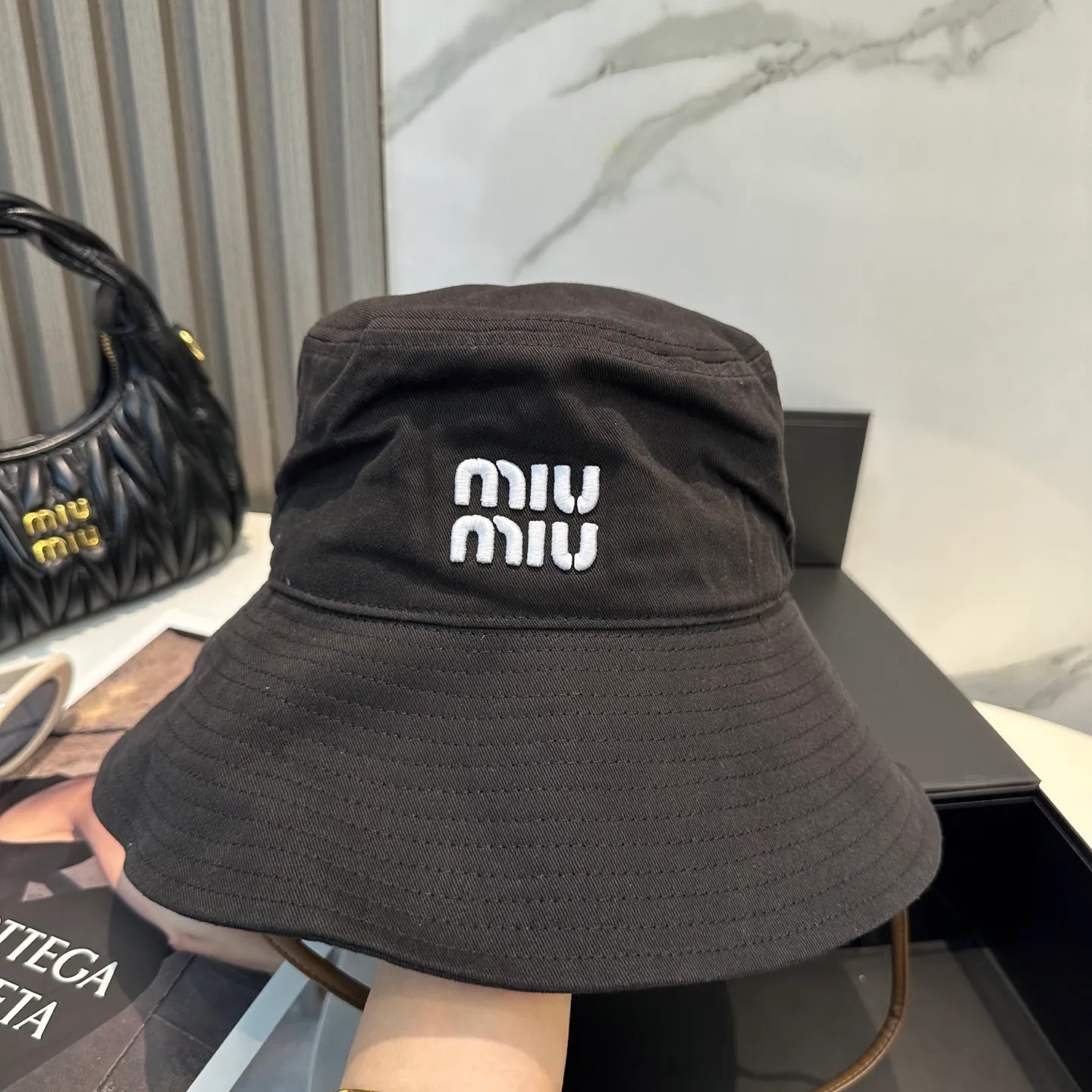 P64 MiuMiu Miu Miu's new fisherman hat | Large brim ~ Increased sun protection range, quality details are in place ~ Hats have always been an inseparable item in daily matching. The fisherman hat will never go out of style. This Miu family has always been loved by everyone. It is casual, versatile, sun-protective and comfortable. It feels very soft but does not affect its shape at all. ​