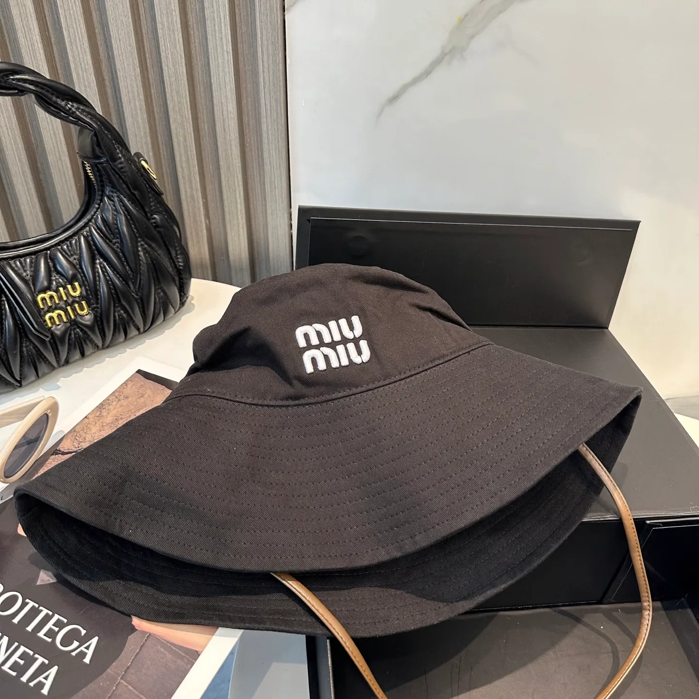 P64 MiuMiu Miu Miu's new fisherman hat | Large brim ~ Increased sun protection range, quality details are in place ~ Hats have always been an inseparable item in daily matching. The fisherman hat will never go out of style. This Miu family has always been loved by everyone. It is casual, versatile, sun-protective and comfortable. It feels very soft but does not affect its shape at all. ​