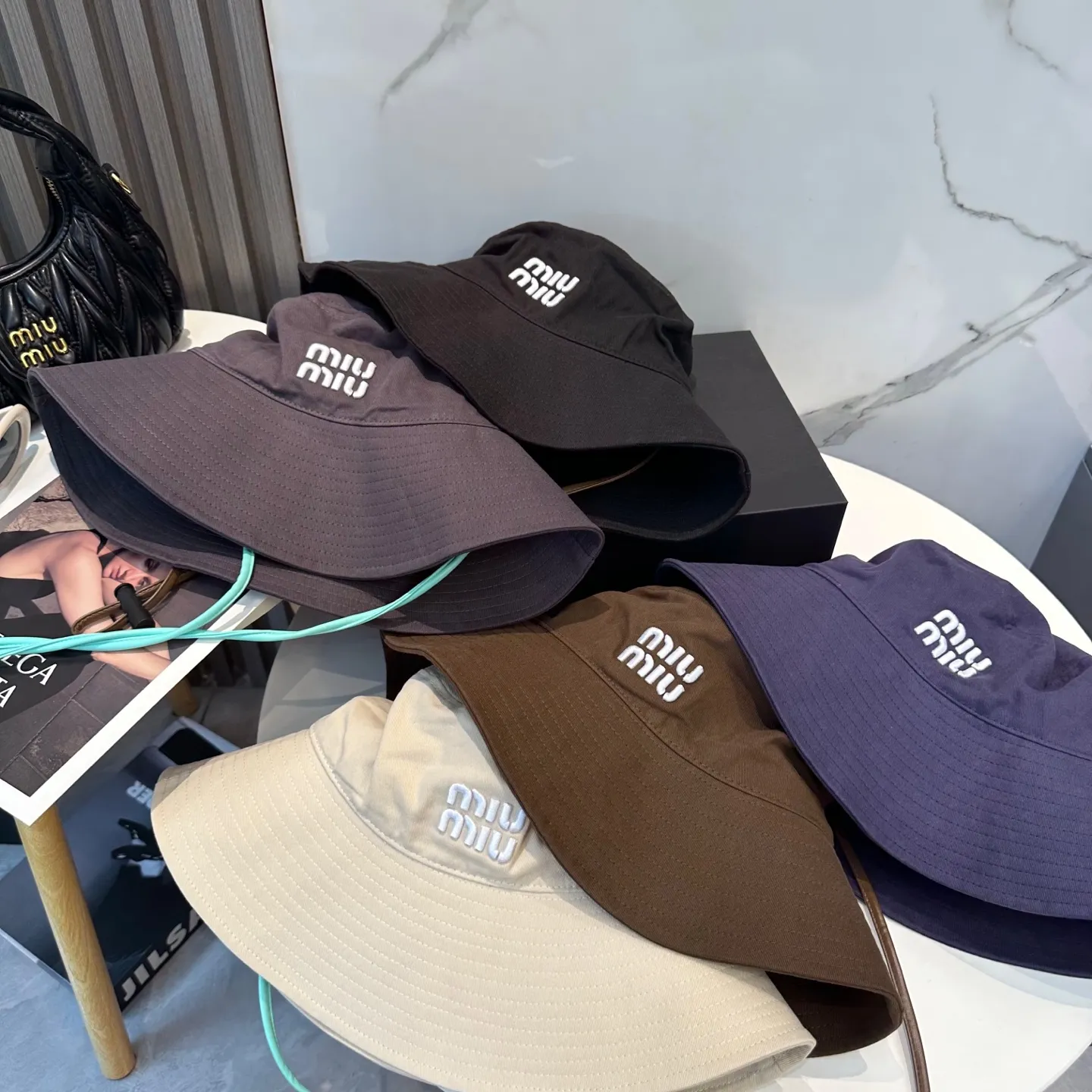 P64 MiuMiu Miu Miu's new fisherman hat | Large brim ~ Increased sun protection range, quality details are in place ~ Hats have always been an inseparable item in daily matching. The fisherman hat will never go out of style. This Miu family has always been loved by everyone. It is casual, versatile, sun-protective and comfortable. It feels very soft but does not affect its shape at all. ​