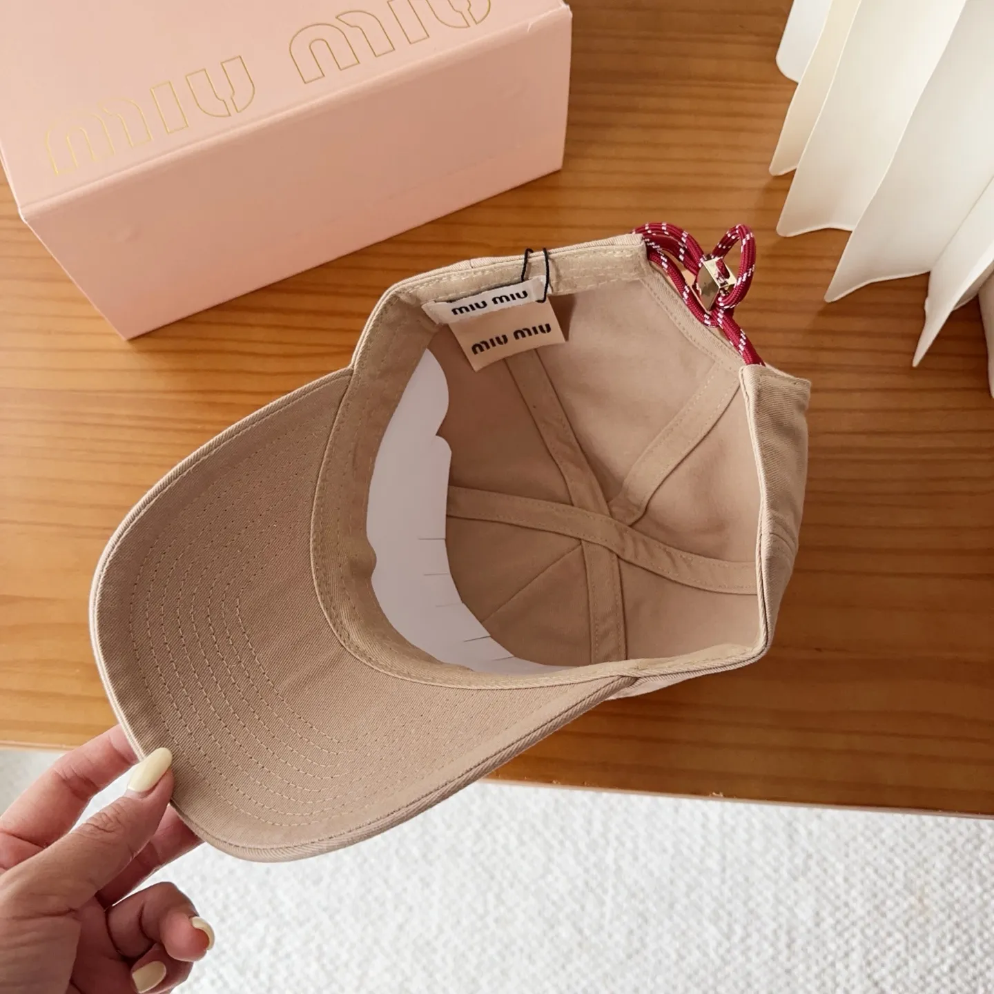 💰60 miumiu new autumn and winter baseball cap from miumiu. The original order is genuine and made to order. The original workmanship is meticulous and the quality is superb!
