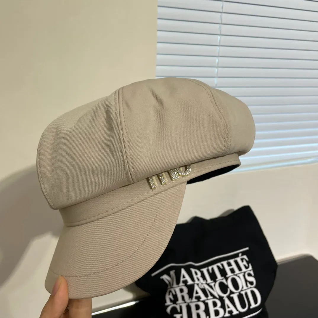 P60 miumiu’s new fall and winter octagonal hat is the one that shows off your face! A solid color hat🧢 is a permanent and versatile style! Do you agree? ✅Sisters👭