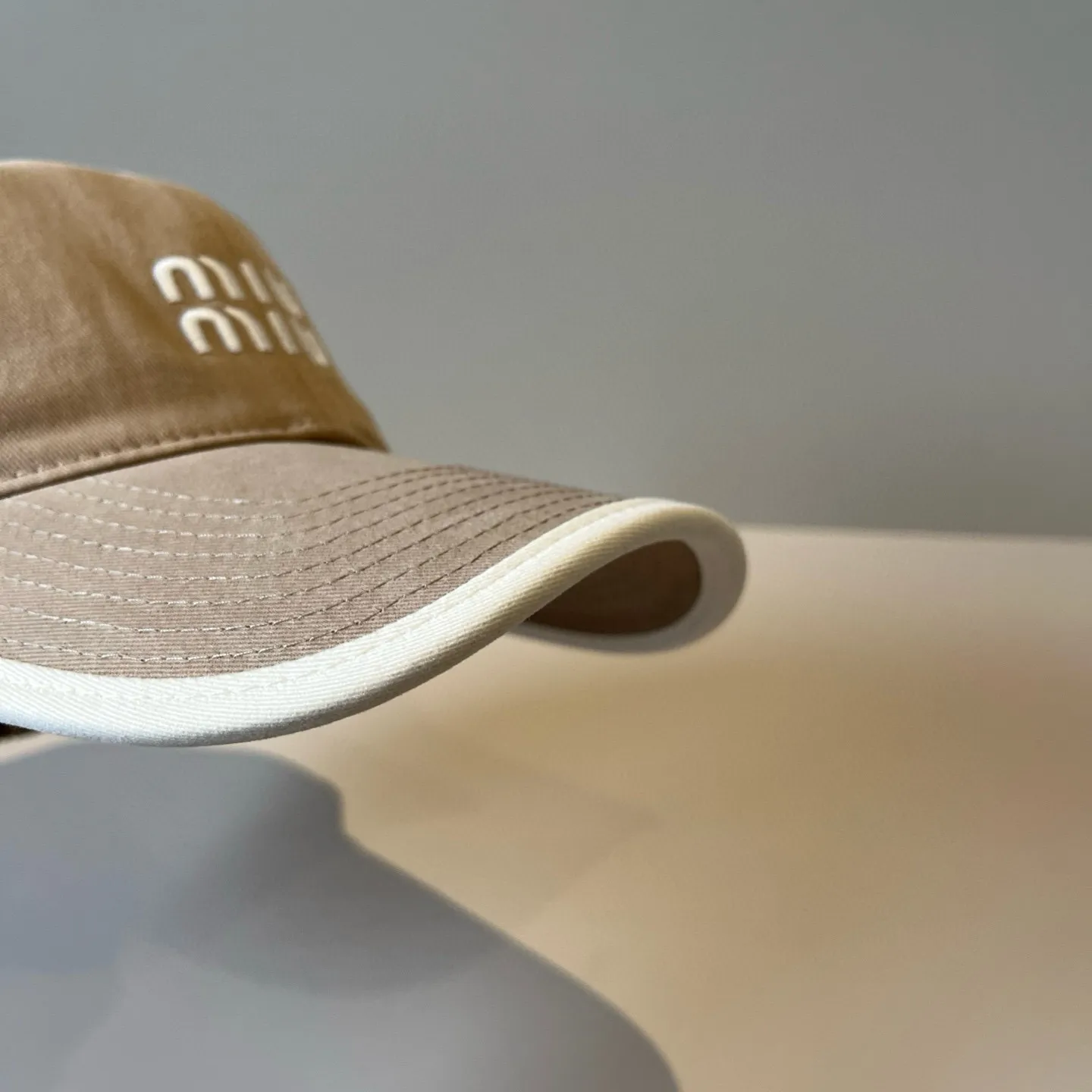 P60 miumiu original spring and summer new baseball cap, authentic mold-making and custom-made, the original workmanship is meticulous and the quality is superb!