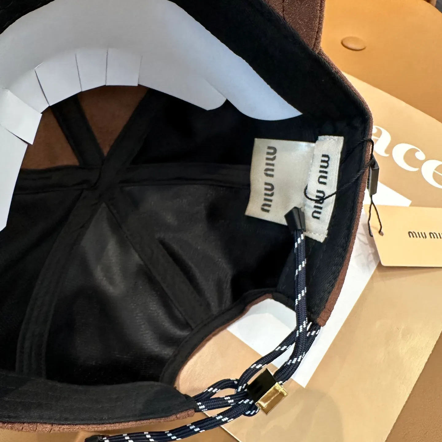 P70 miumiu Miu Miu's new leather baseball cap. The colors are so special~ Close your eyes and look in. They are all white colors. Same style for men and women.