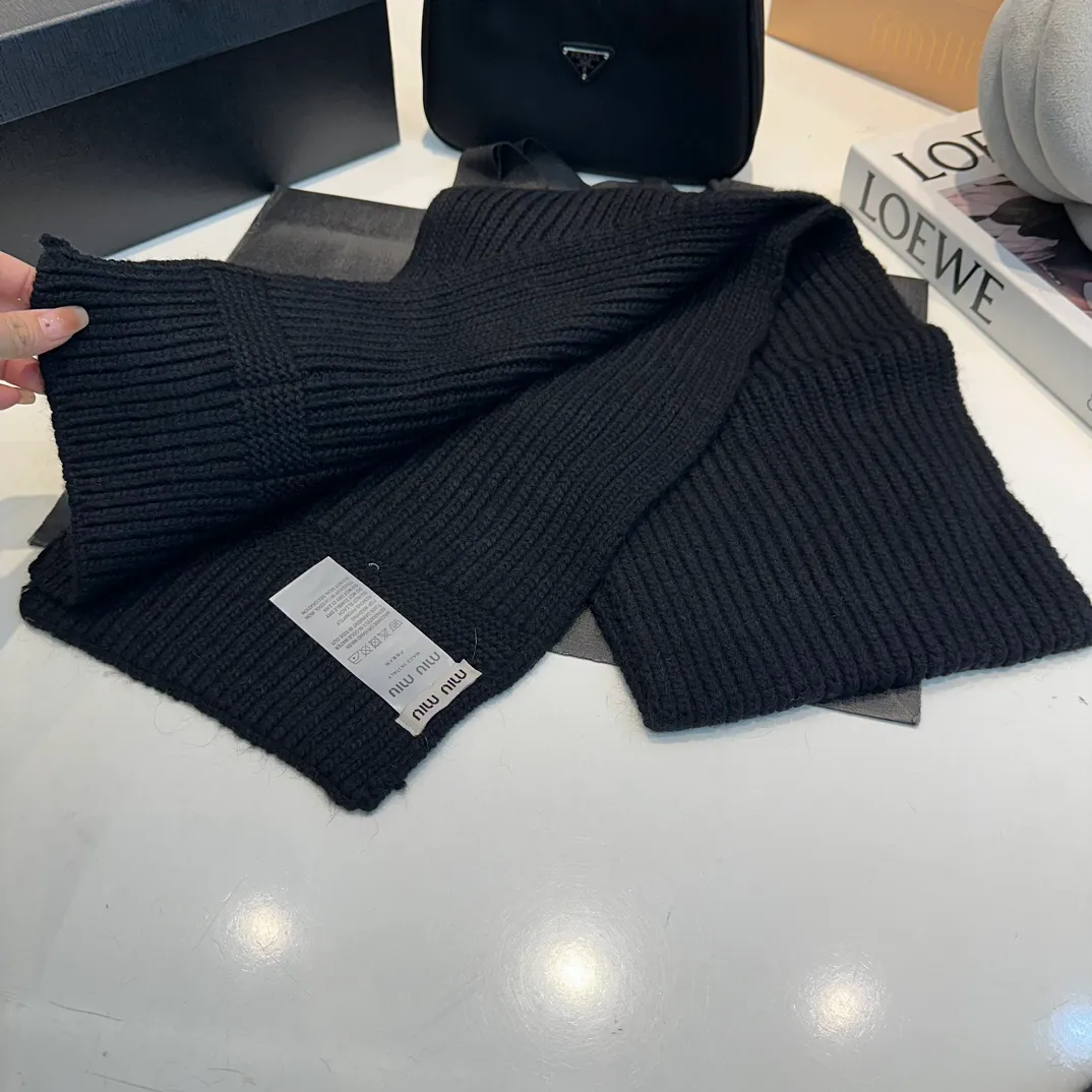 P200 miumiu two-piece knitted hat set, popular at Miumiu counter. Hat + scarf. New product released by Xiaohongshu. Very warm. High-elastic fabric. Classic colors. Same style for men and women.