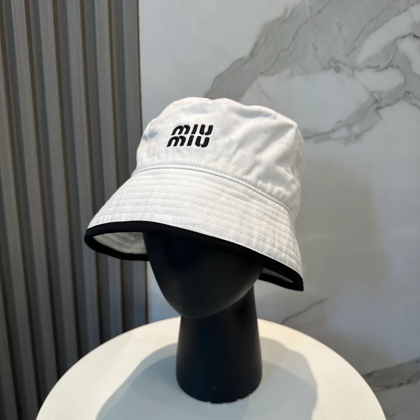P74💛 Comes with dust bag. [Miumiu Miu Miu] New order style embroidered fisherman hat🧢Big brand style is super easy to match, hurry up and get it!