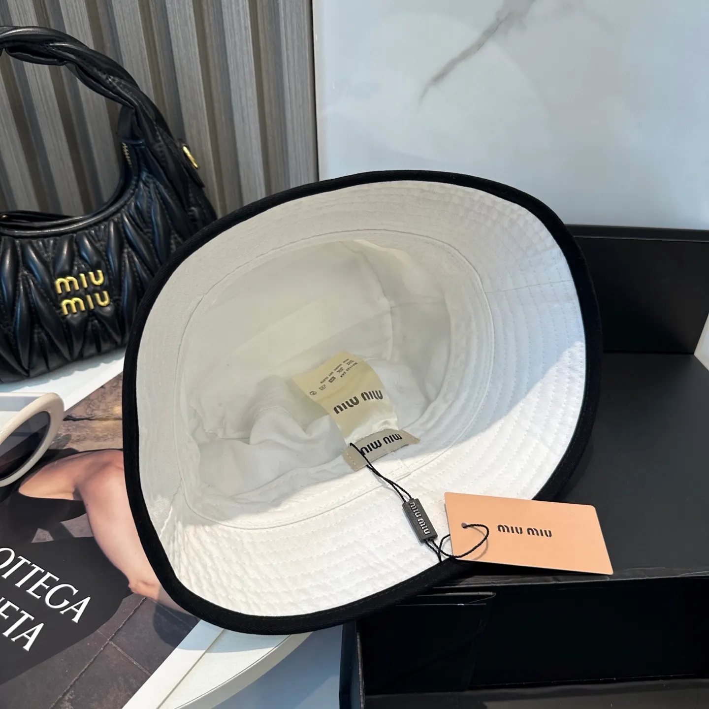 P74💛 Comes with dust bag. [Miumiu Miu Miu] New order style embroidered fisherman hat🧢Big brand style is super easy to match, hurry up and get it!