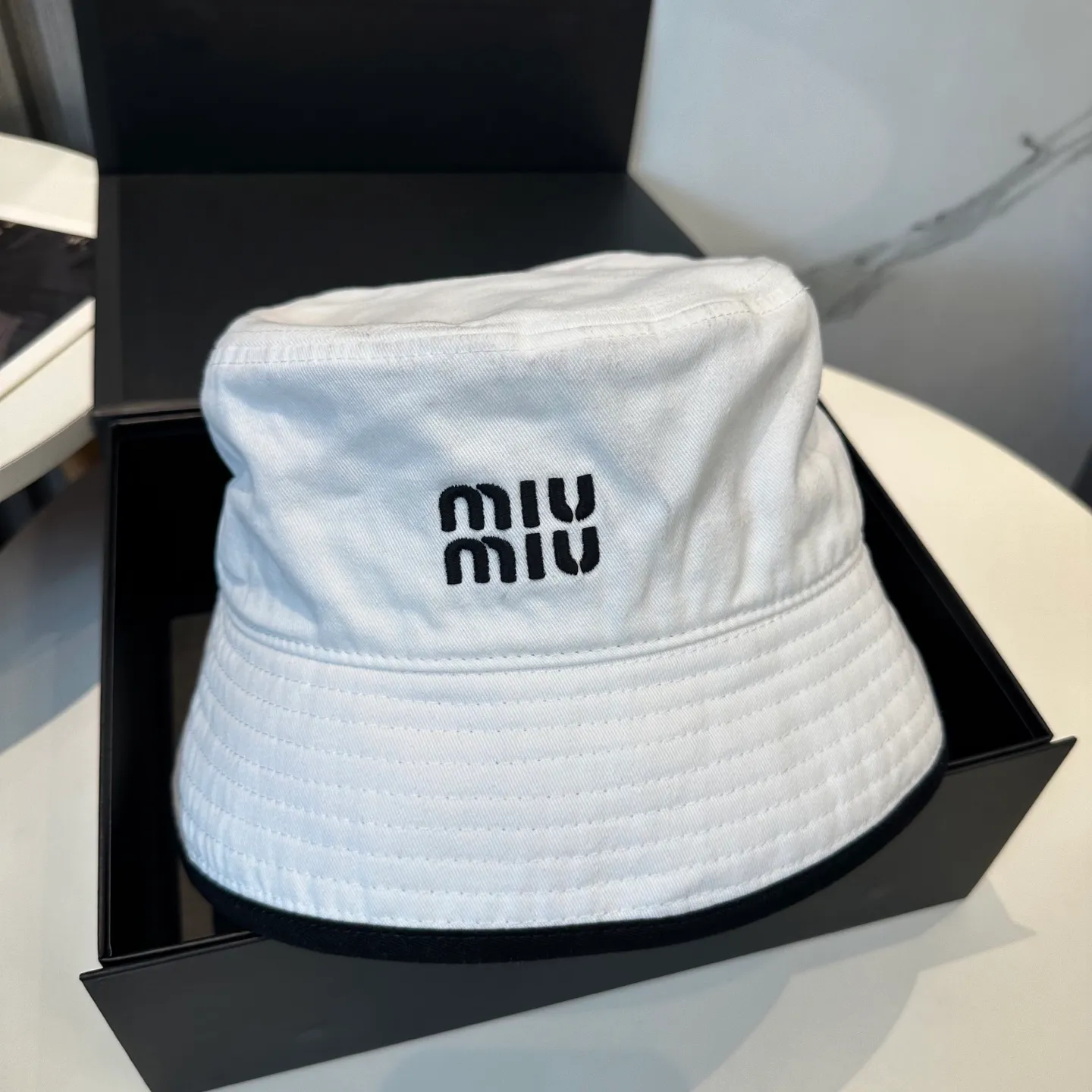 P74💛 Comes with dust bag. [Miumiu Miu Miu] New order style embroidered fisherman hat🧢Big brand style is super easy to match, hurry up and get it!