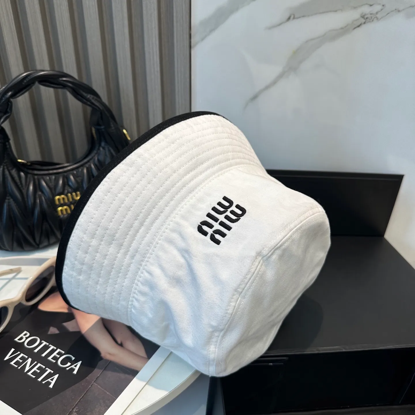 P74💛 Comes with dust bag. [Miumiu Miu Miu] New order style embroidered fisherman hat🧢Big brand style is super easy to match, hurry up and get it!