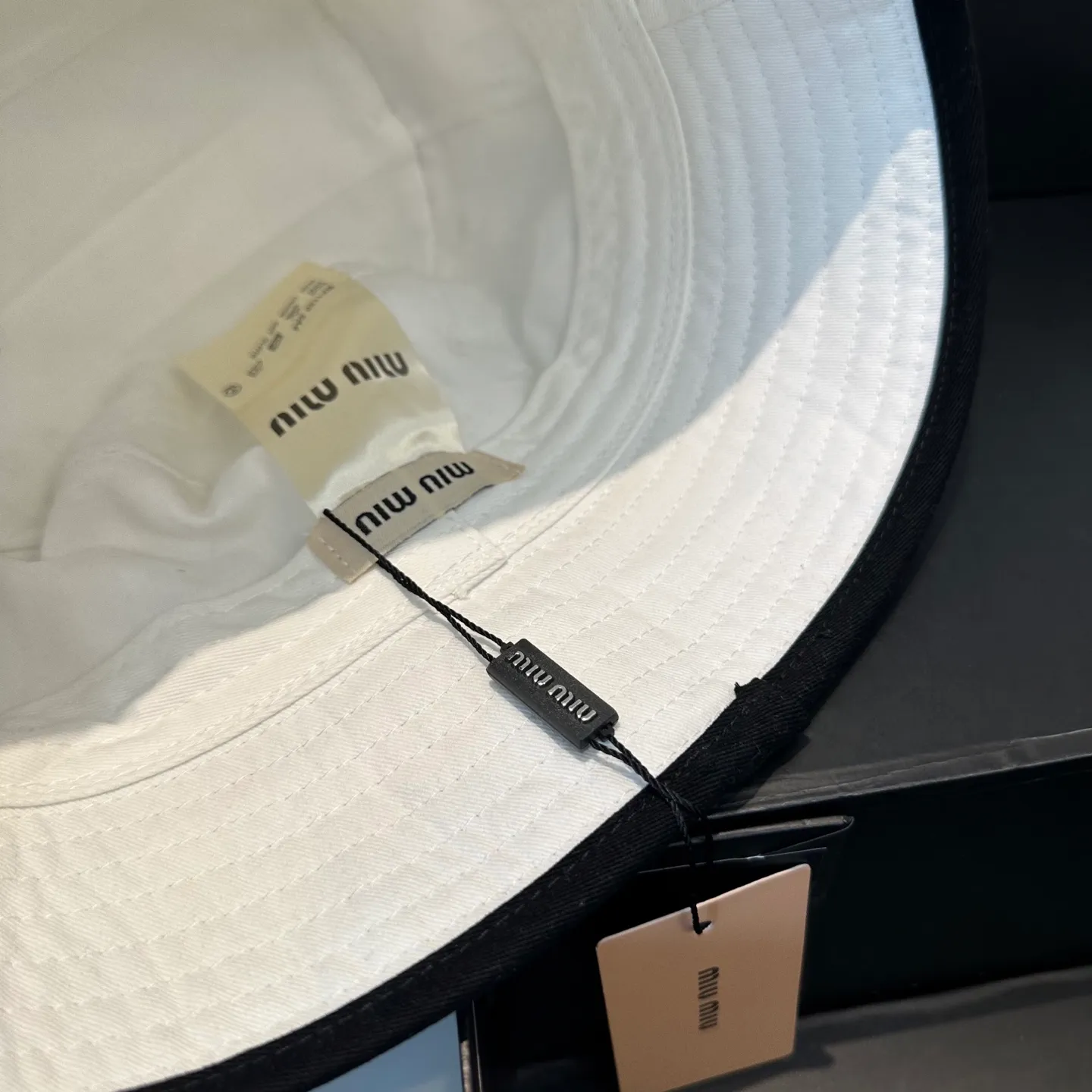 P74💛 Comes with dust bag. [Miumiu Miu Miu] New order style embroidered fisherman hat🧢Big brand style is super easy to match, hurry up and get it!