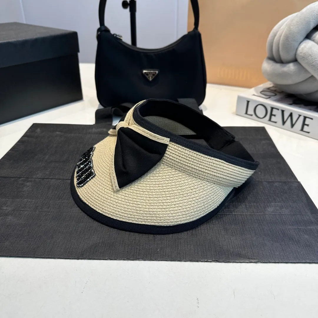 P80 miumiu empty top hat, a must-have item in summer, because it is so easy to match, and it is really super artistic in summer when paired with cool summer style ~ Just wear a little white skirt and you can attract the attention of blockbusters ~