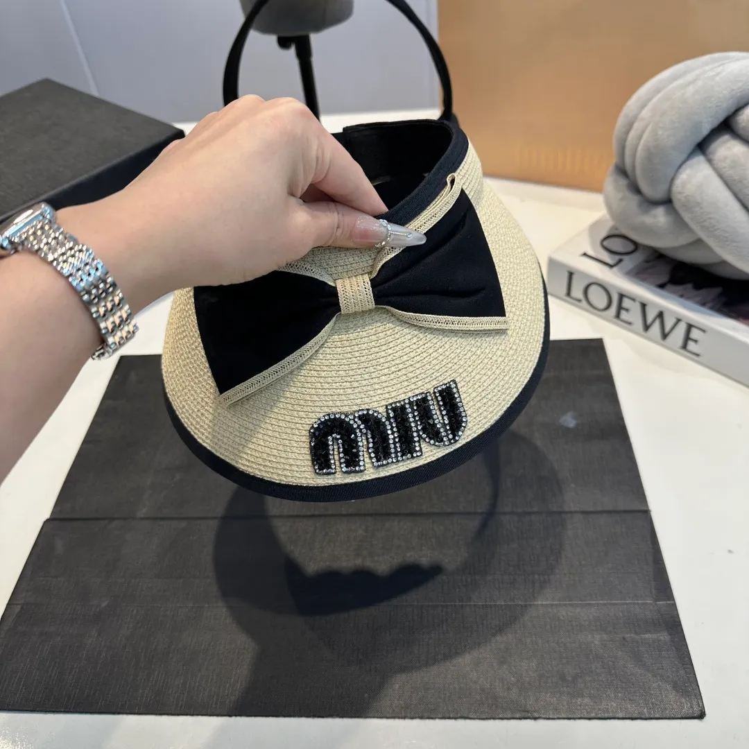 P80 miumiu empty top hat, a must-have item in summer, because it is so easy to match, and it is really super artistic in summer when paired with cool summer style ~ Just wear a little white skirt and you can attract the attention of blockbusters ~
