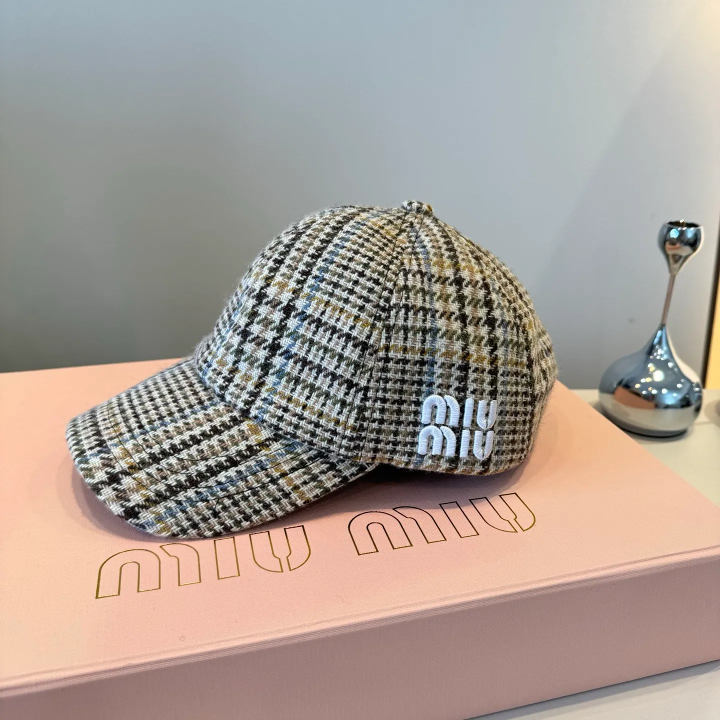 💰100¥ miumiu autumn and winter new wool peaked cap, plaid baseball cap, head circumference 57cm
