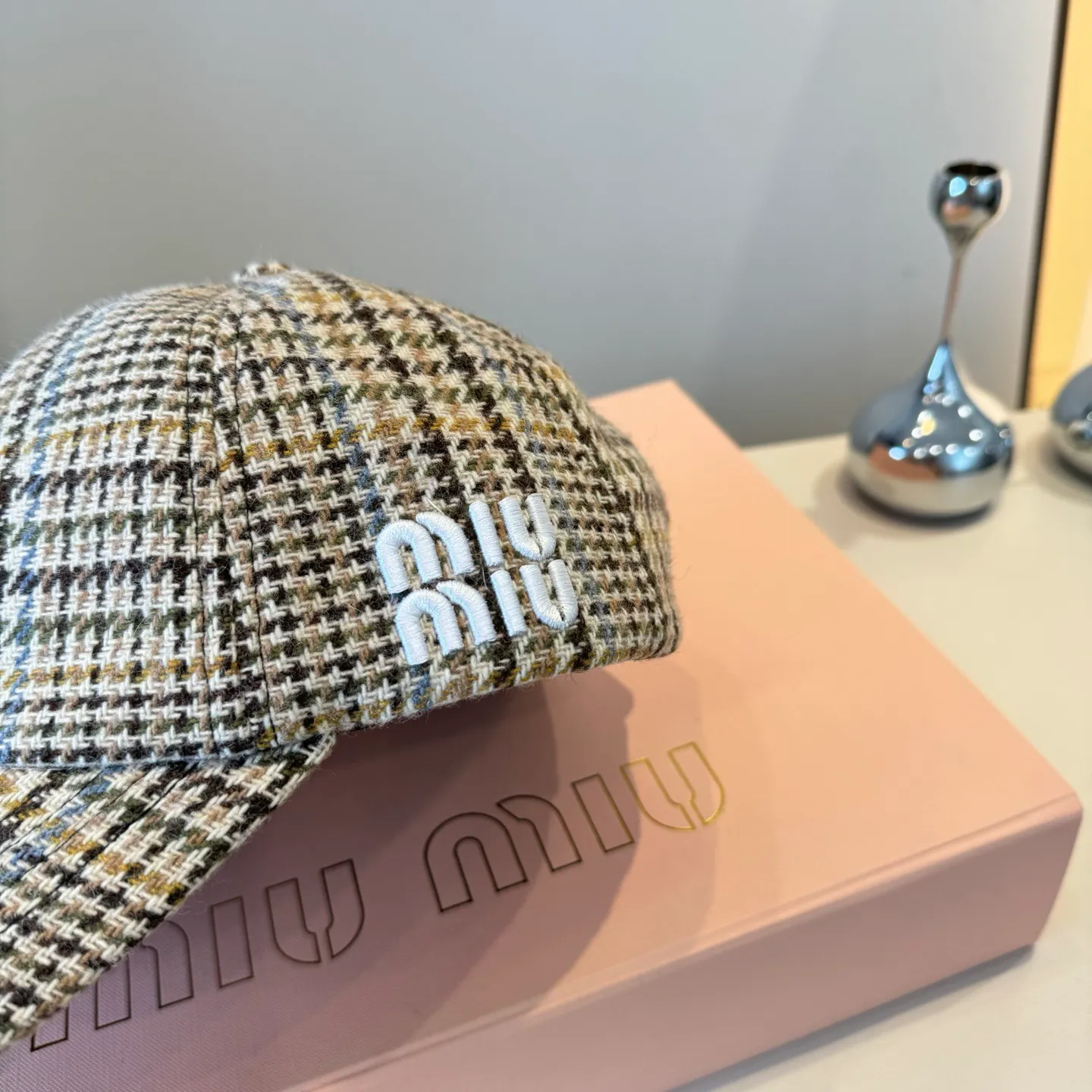 💰100¥ miumiu autumn and winter new wool peaked cap, plaid baseball cap, head circumference 57cm