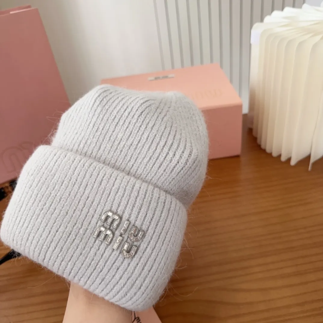 💰56 miumiu🐰Angora rabbit fur autumn and winter woolen hat This high-grade gray dyeing is very difficult to dye! What's more, the material of rabbit fur is like starting from scratch! Highly recommend to everyone. This hat goes well with any type of clothing. It can be both casual and sweet!