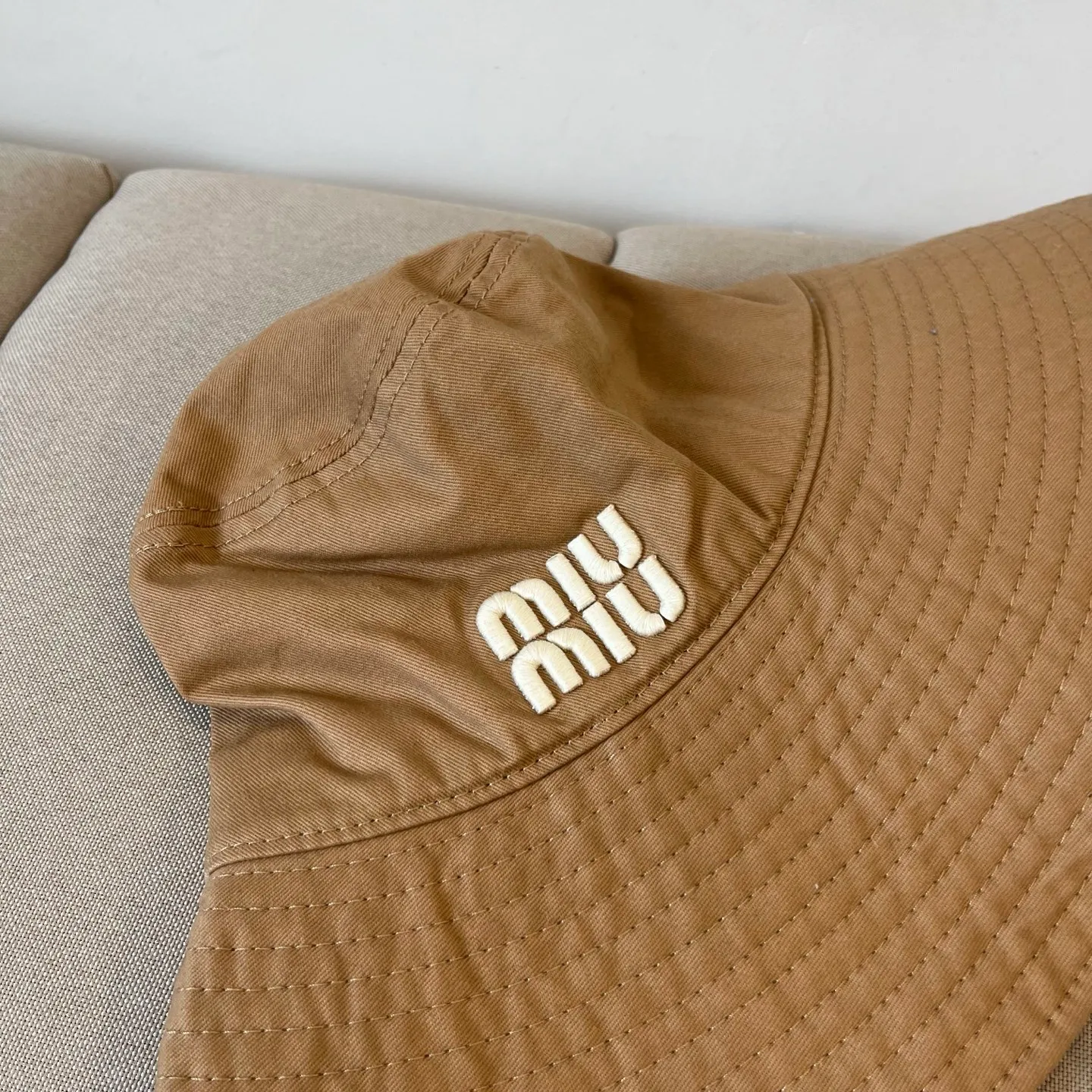 P70 miumiu original spring and summer new fisherman hat. Genuine mold customization. The original workmanship is meticulous and the quality is superb!