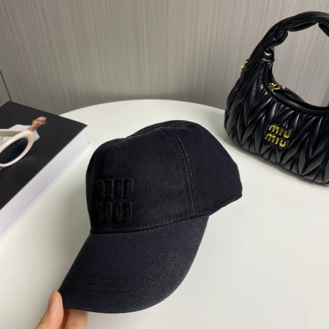 P76 miumiu's new baseball cap from Miu Miu's counter. One-to-one mold customization. Head circumference 57cm. Unisex. miumiu's new baseball cap is popular right now and has a full street feel! Trendy and versatile, Xiaohongshu grows grass, poison, get your boyfriend, and cool together