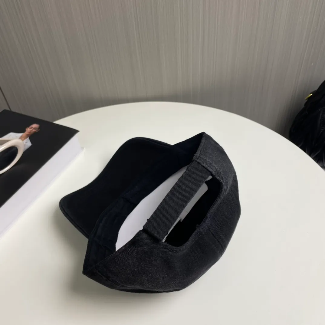 P76 miumiu's new baseball cap from Miu Miu's counter. One-to-one mold customization. Head circumference 57cm. Unisex. miumiu's new baseball cap is popular right now and has a full street feel! Trendy and versatile, Xiaohongshu grows grass, poison, get your boyfriend, and cool together