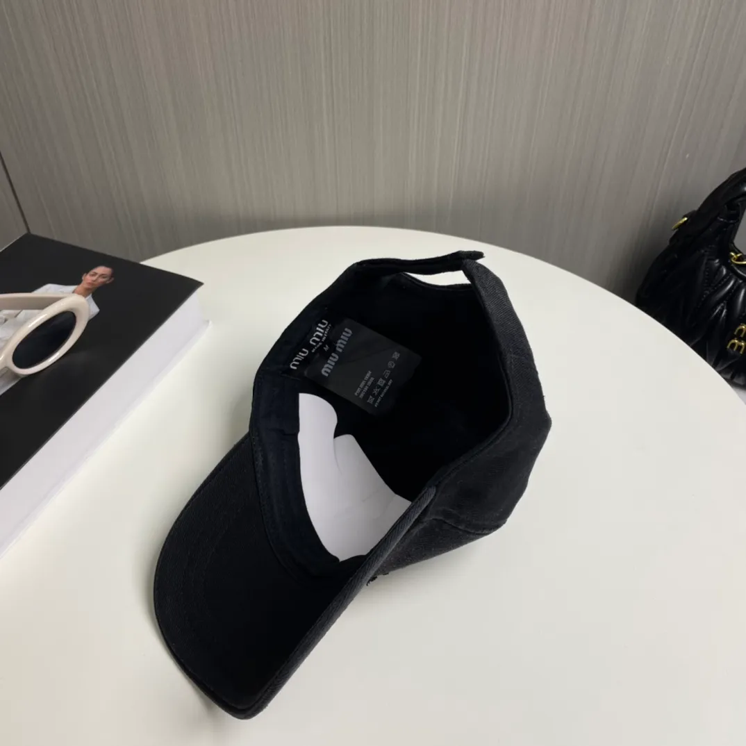P76 miumiu's new baseball cap from Miu Miu's counter. One-to-one mold customization. Head circumference 57cm. Unisex. miumiu's new baseball cap is popular right now and has a full street feel! Trendy and versatile, Xiaohongshu grows grass, poison, get your boyfriend, and cool together