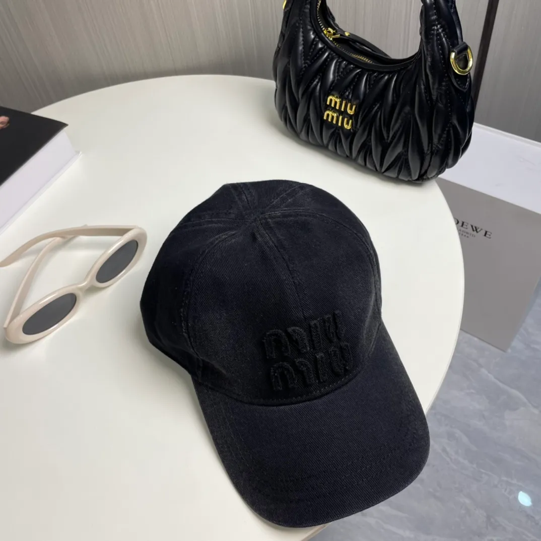 P76 miumiu's new baseball cap from Miu Miu's counter. One-to-one mold customization. Head circumference 57cm. Unisex. miumiu's new baseball cap is popular right now and has a full street feel! Trendy and versatile, Xiaohongshu grows grass, poison, get your boyfriend, and cool together