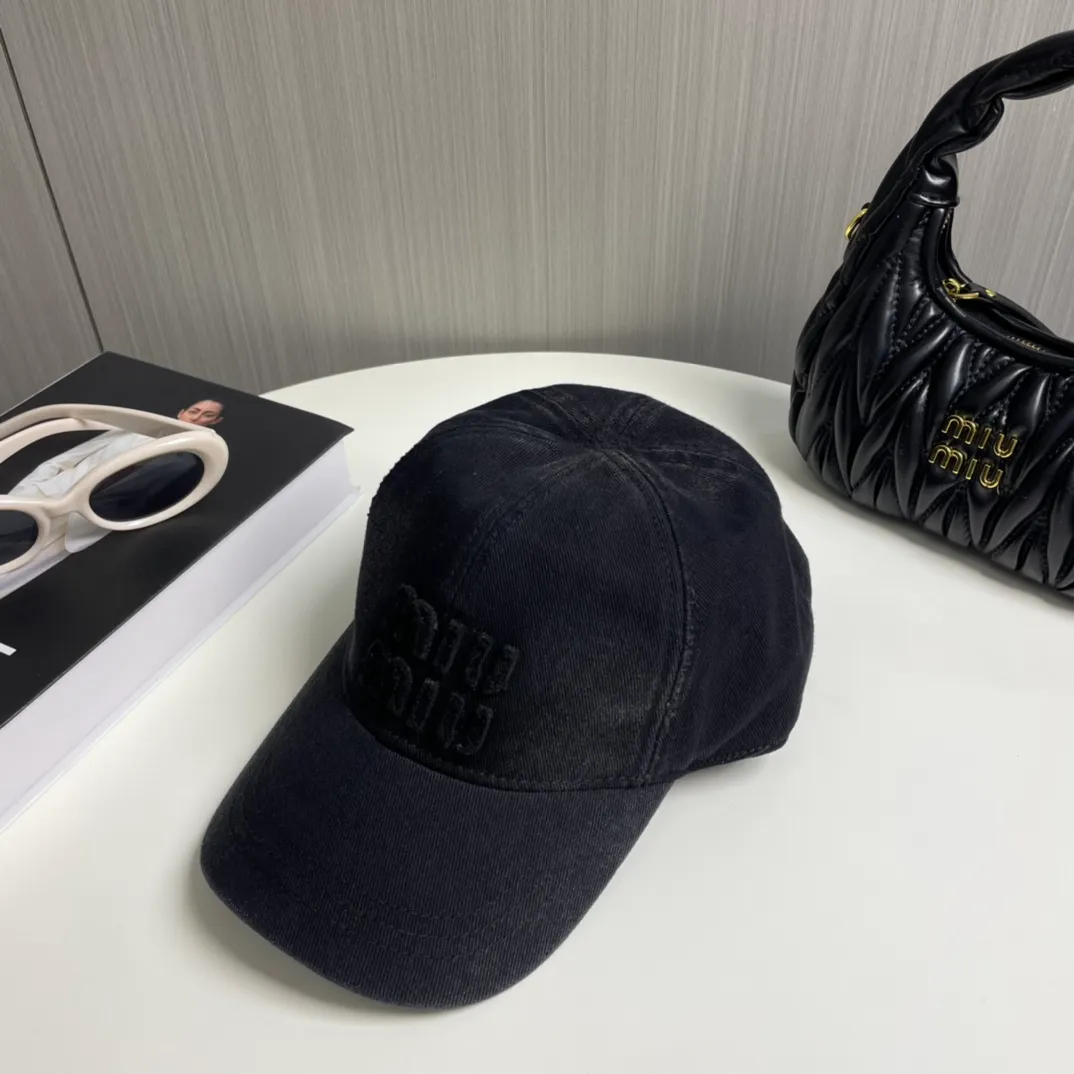 P76 miumiu's new baseball cap from Miu Miu's counter. One-to-one mold customization. Head circumference 57cm. Unisex. miumiu's new baseball cap is popular right now and has a full street feel! Trendy and versatile, Xiaohongshu grows grass, poison, get your boyfriend, and cool together