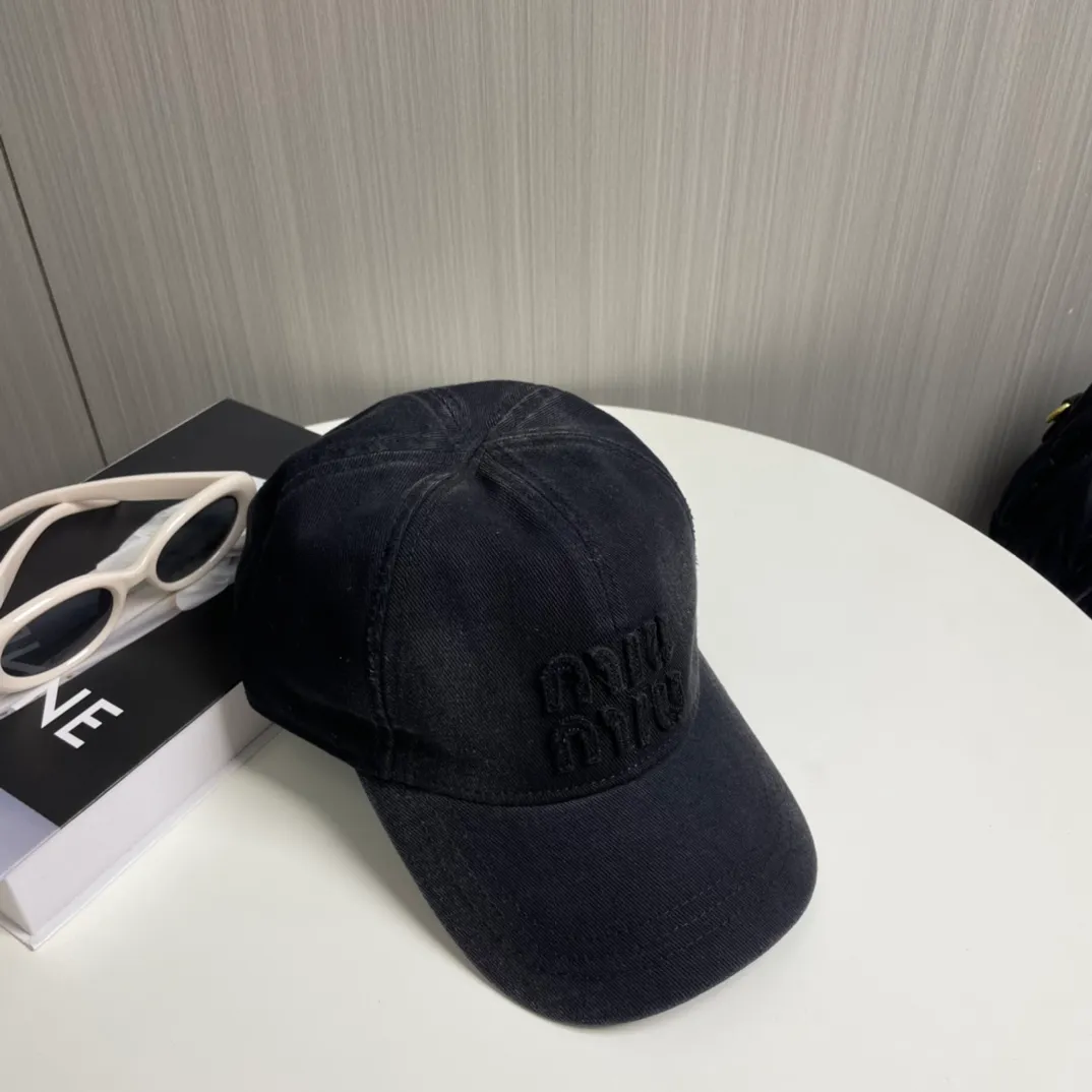 P76 miumiu's new baseball cap from Miu Miu's counter. One-to-one mold customization. Head circumference 57cm. Unisex. miumiu's new baseball cap is popular right now and has a full street feel! Trendy and versatile, Xiaohongshu grows grass, poison, get your boyfriend, and cool together