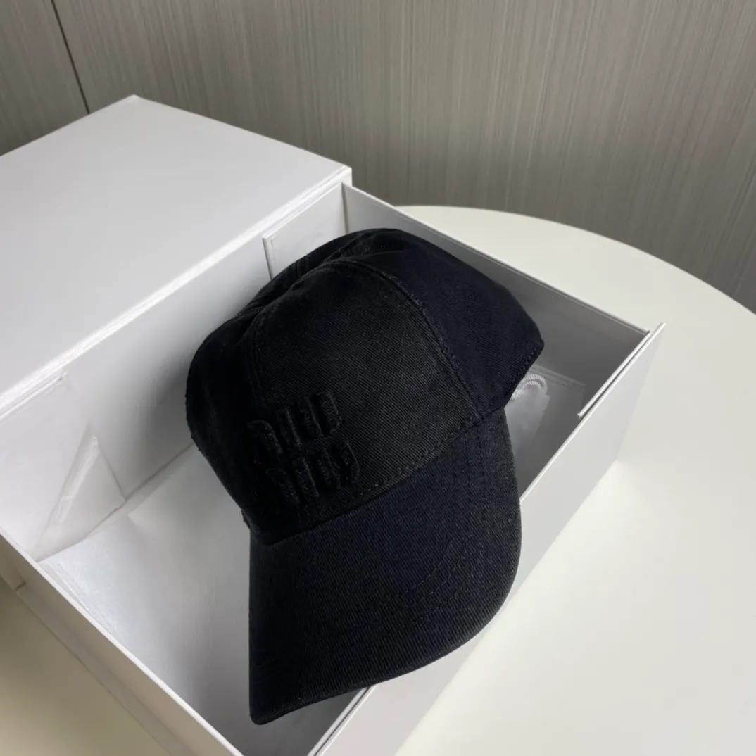 P76 miumiu's new baseball cap from Miu Miu's counter. One-to-one mold customization. Head circumference 57cm. Unisex. miumiu's new baseball cap is popular right now and has a full street feel! Trendy and versatile, Xiaohongshu grows grass, poison, get your boyfriend, and cool together