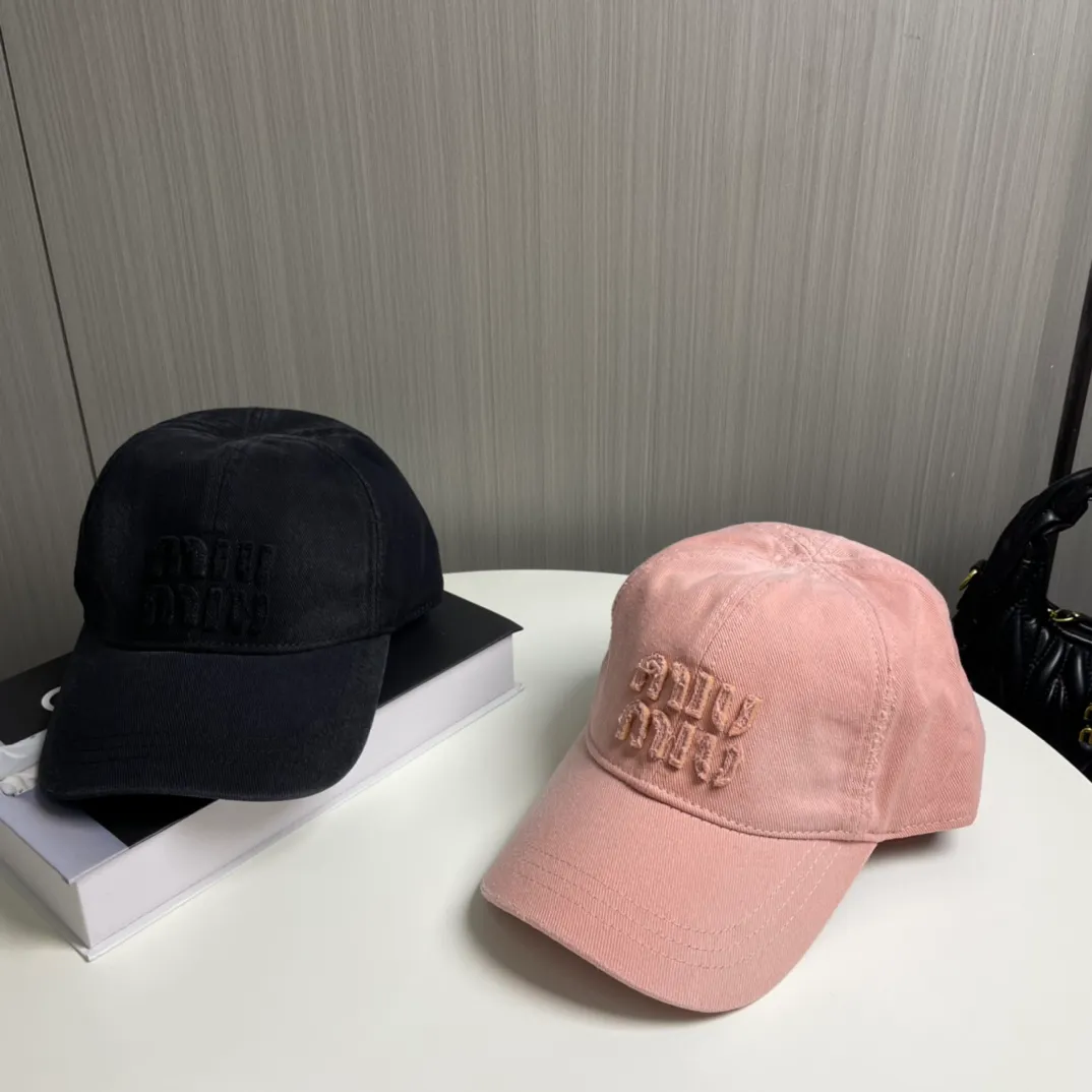 P76 miumiu's new baseball cap from Miu Miu's counter. One-to-one mold customization. Head circumference 57cm. Unisex. miumiu's new baseball cap is popular right now and has a full street feel! Trendy and versatile, Xiaohongshu grows grass, poison, get your boyfriend, and cool together