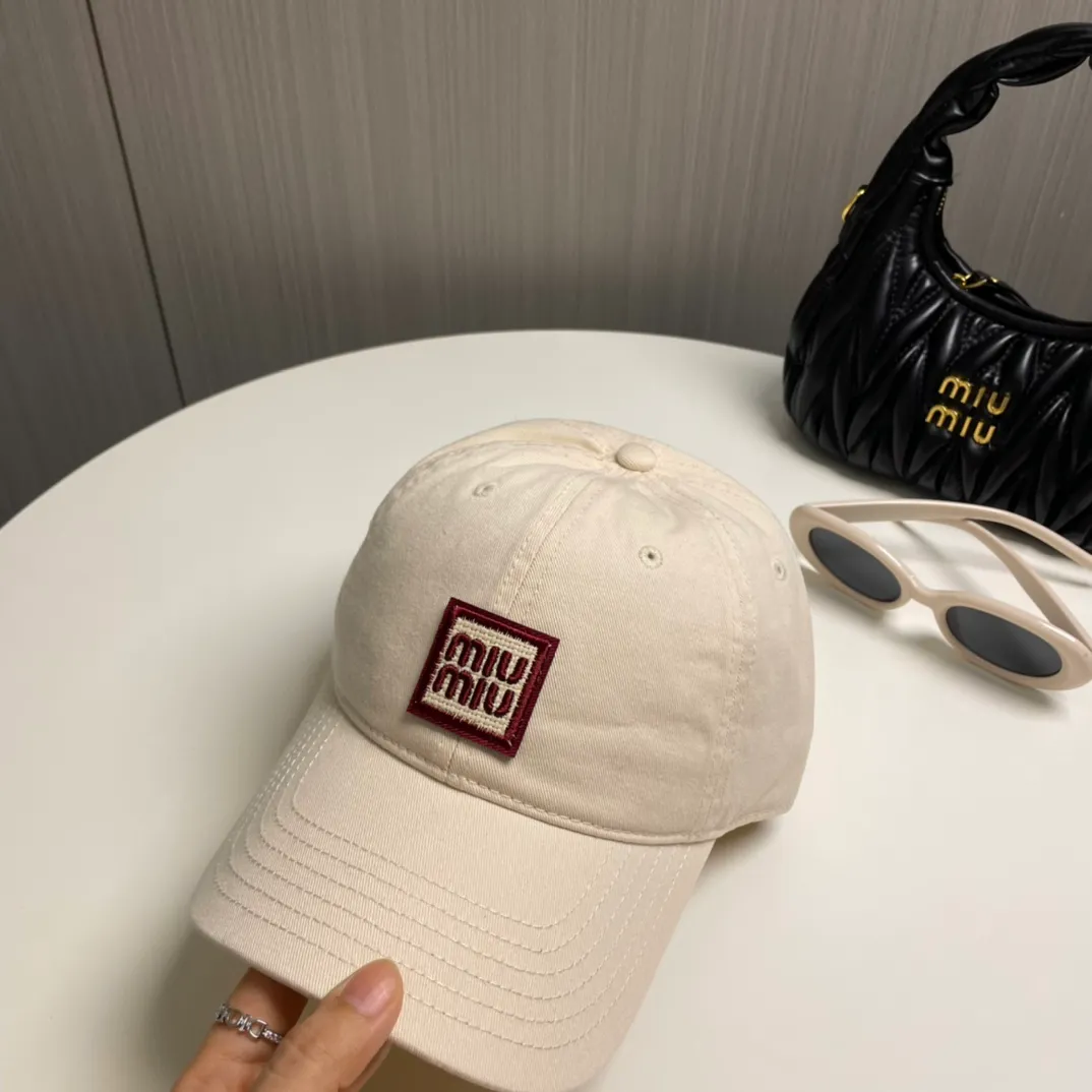 P50 miumiu new plain baseball cap, the hottest color at the moment - full of street style! Trendy and versatile, Xiaohongshu grows grass, poison, get your boyfriend, and cool together