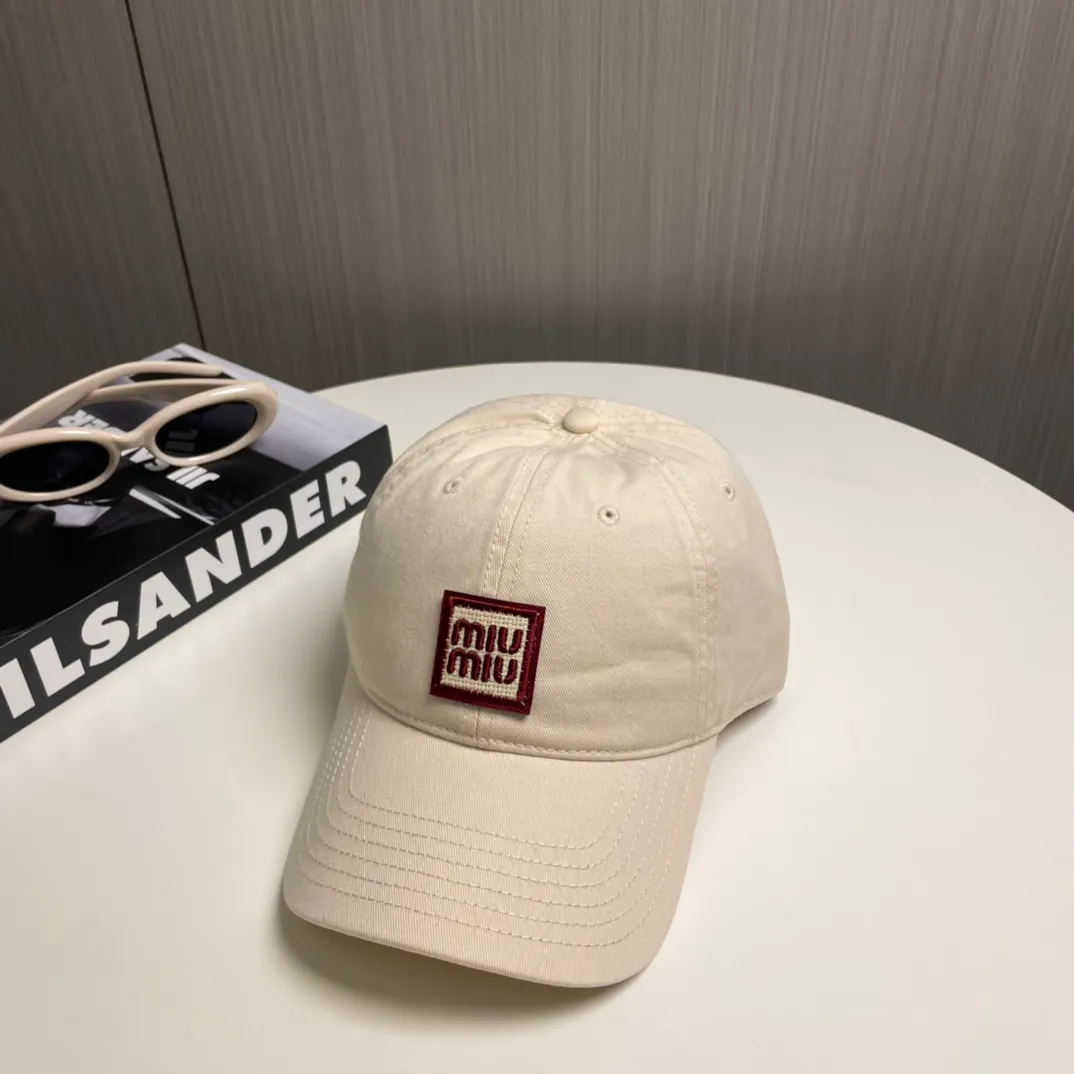 P50 miumiu new plain baseball cap, the hottest color at the moment - full of street style! Trendy and versatile, Xiaohongshu grows grass, poison, get your boyfriend, and cool together
