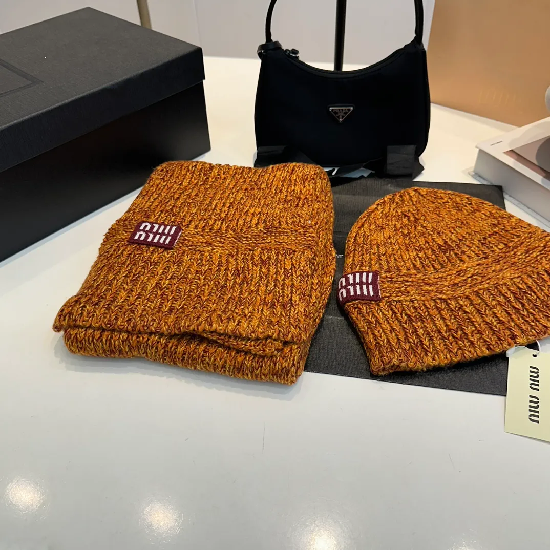 P170 miumiu Xiaohongshu’s popular model, a new classic set of hats from the official website! Hat ➕Scarf! It feels great in hand! It’s warm and super comfortable. This winter, all you need is a hat set like this. It’s warm and fashionable! Welcome to choose!!
